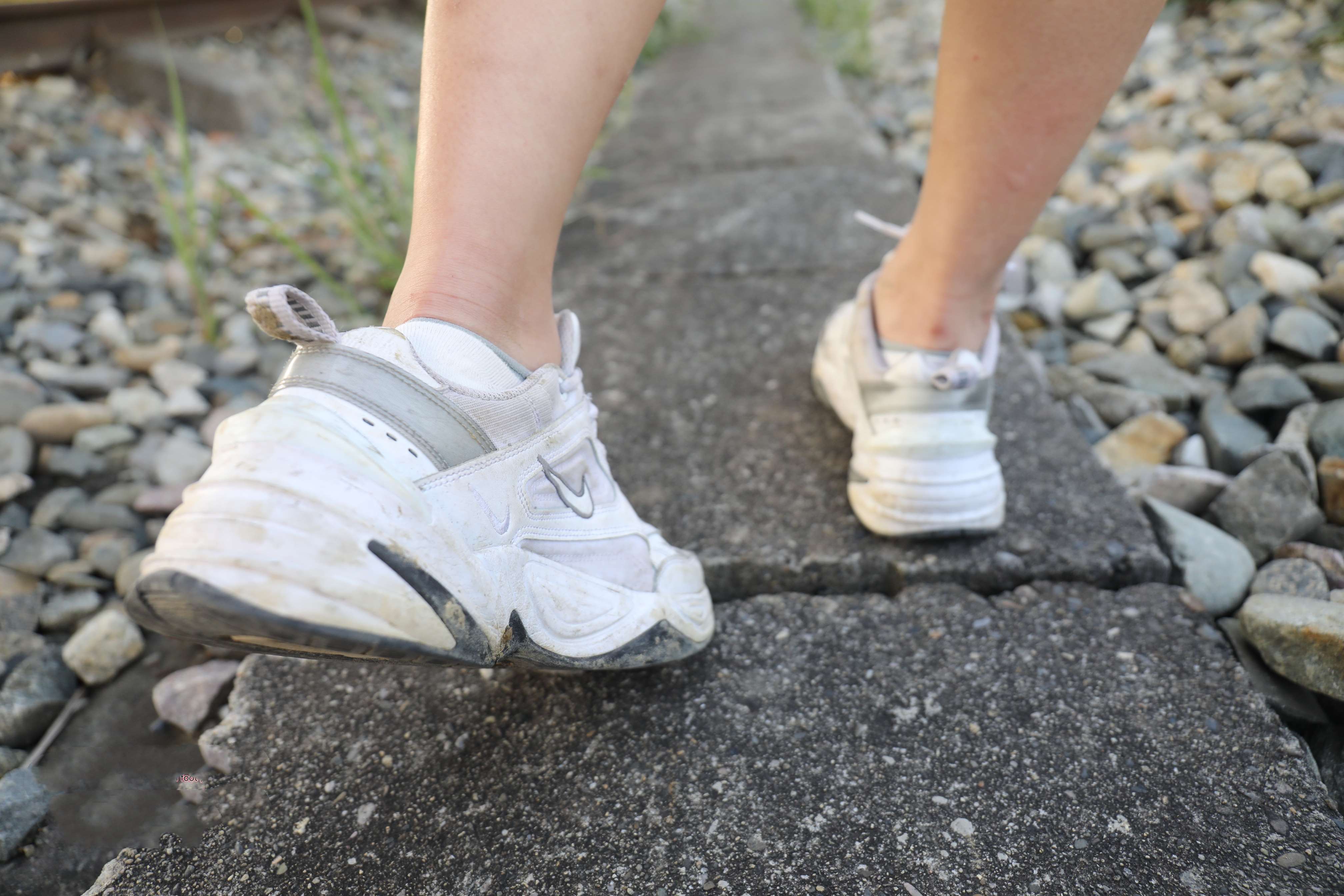 《户外吃棒棒糖的女孩》作品图