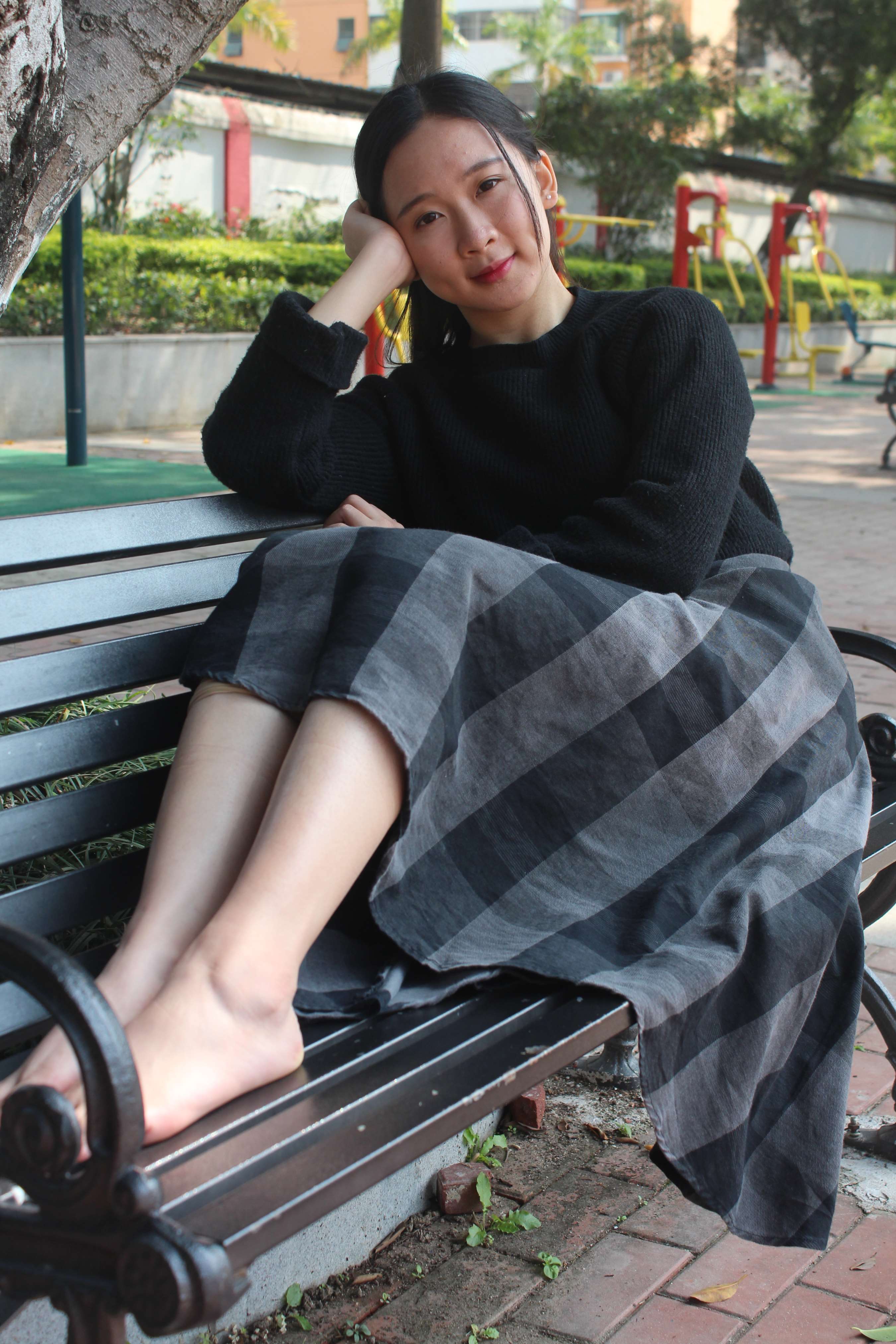 《公园板凳上小姐姐的裸足》作品图