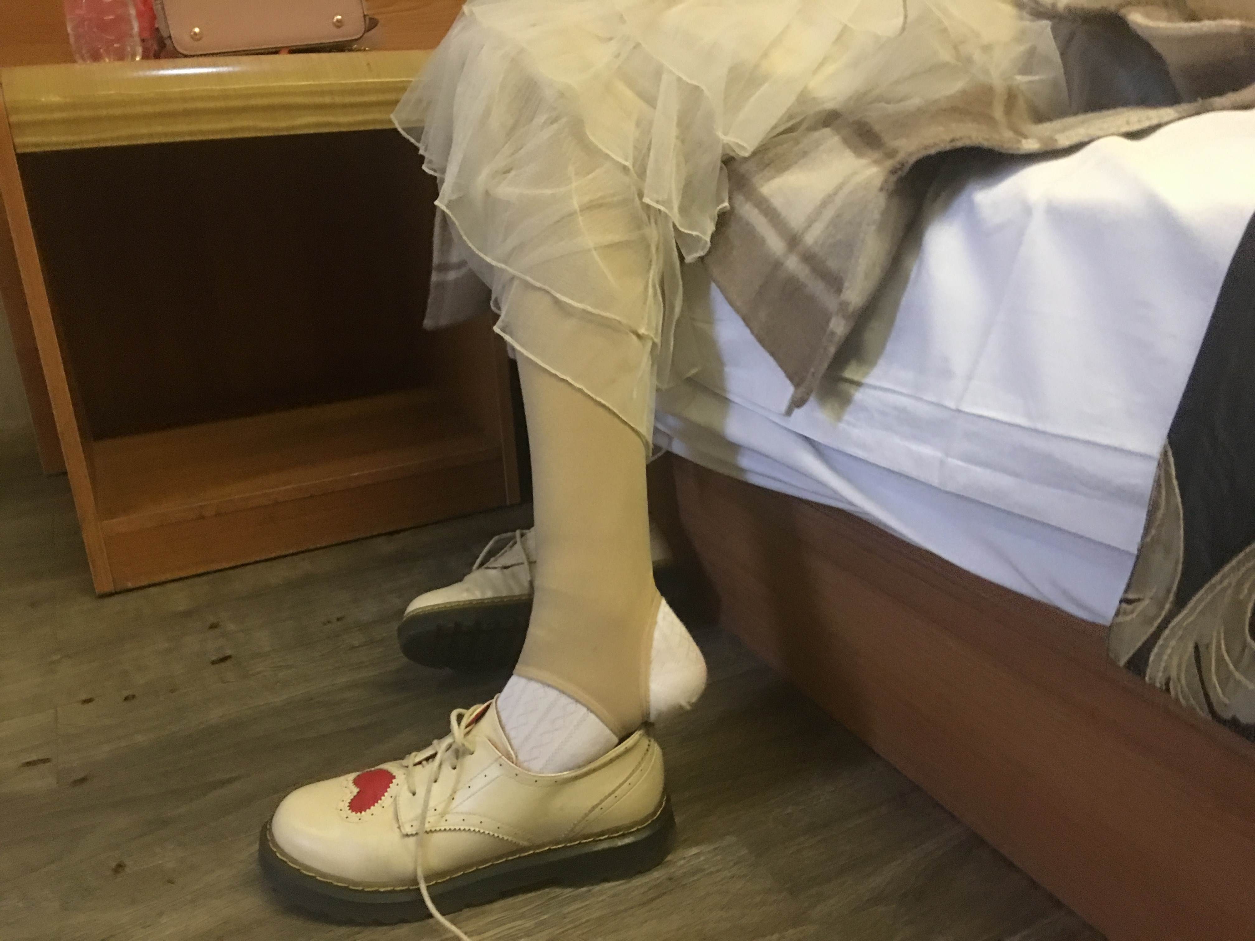 《旅馆越拍四眼学妹棉袜脚丫》作品图