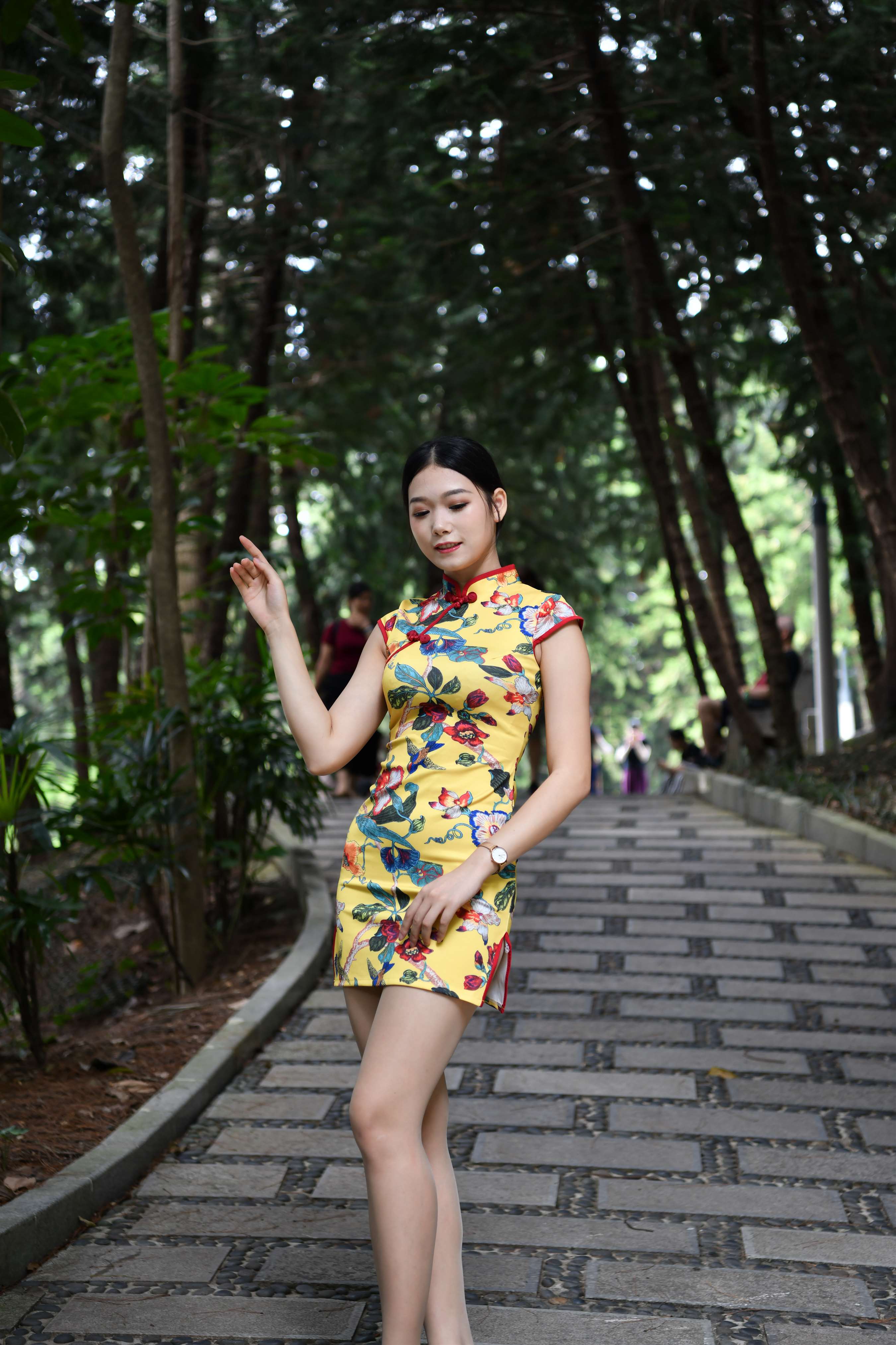 《旗袍小姐姐在凉亭乘凉》作品图