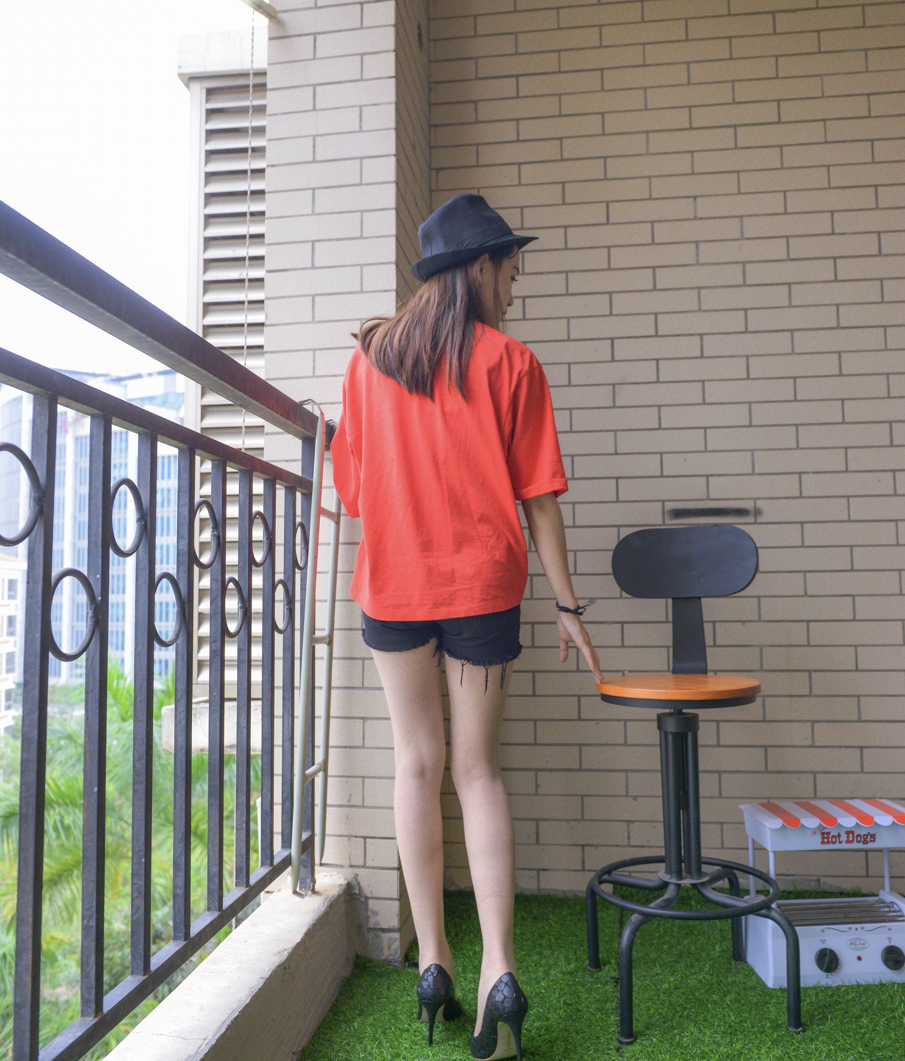 《热裤高跟丝袜脚丫》作品图