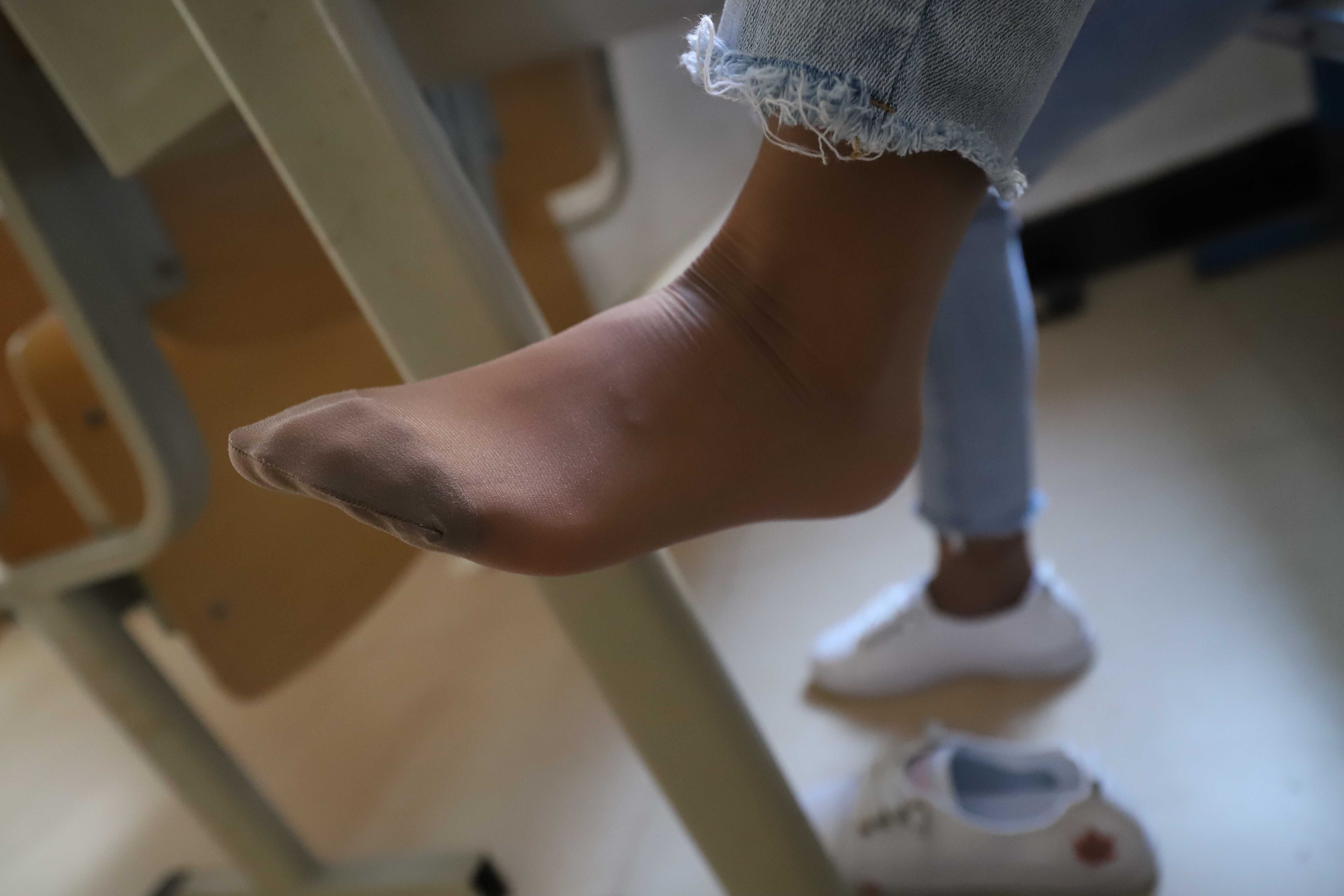 《牛仔黑丝袜脚》作品图