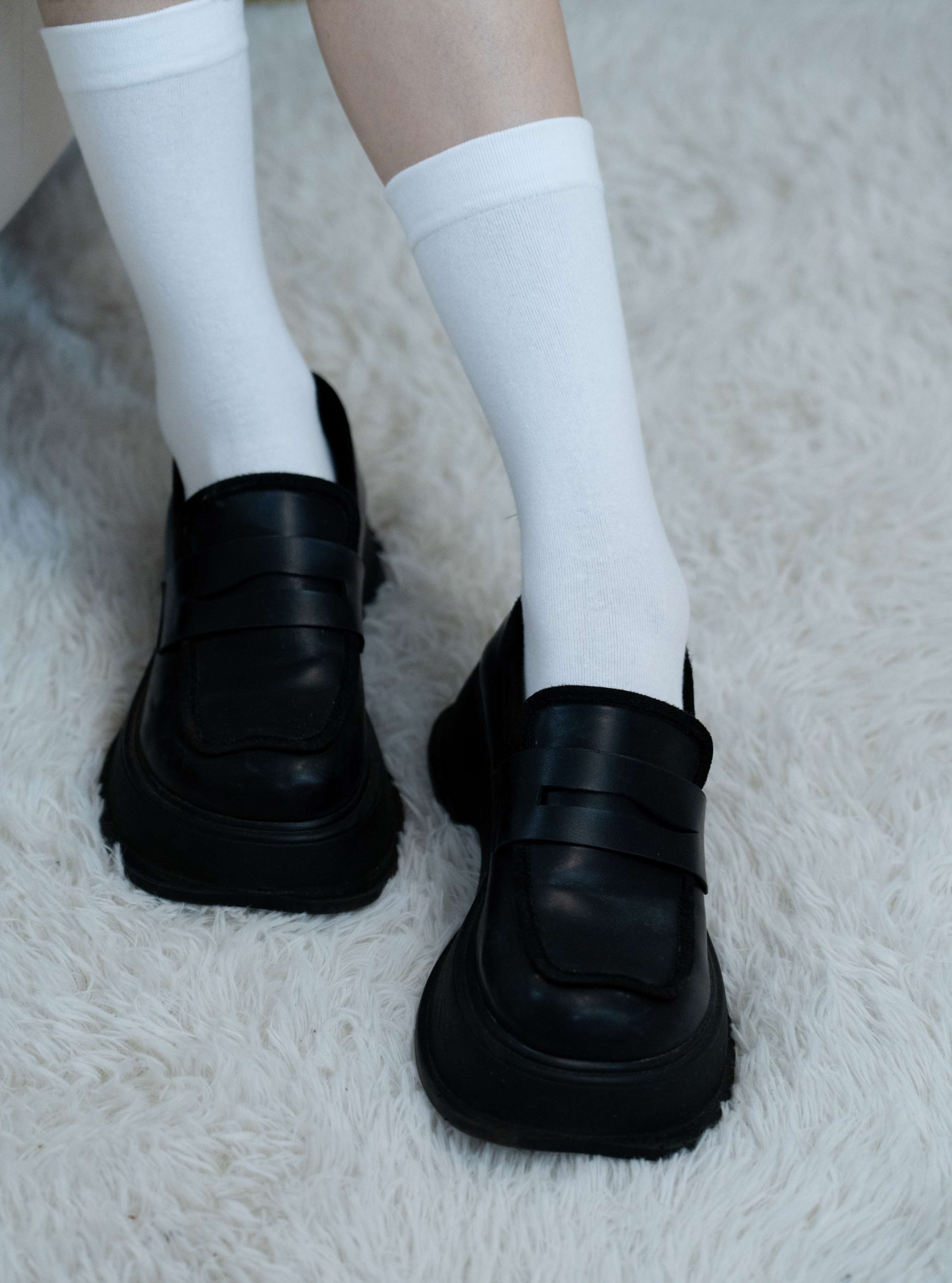 《澜澜 皮鞋 白棉袜 裸足》作品图