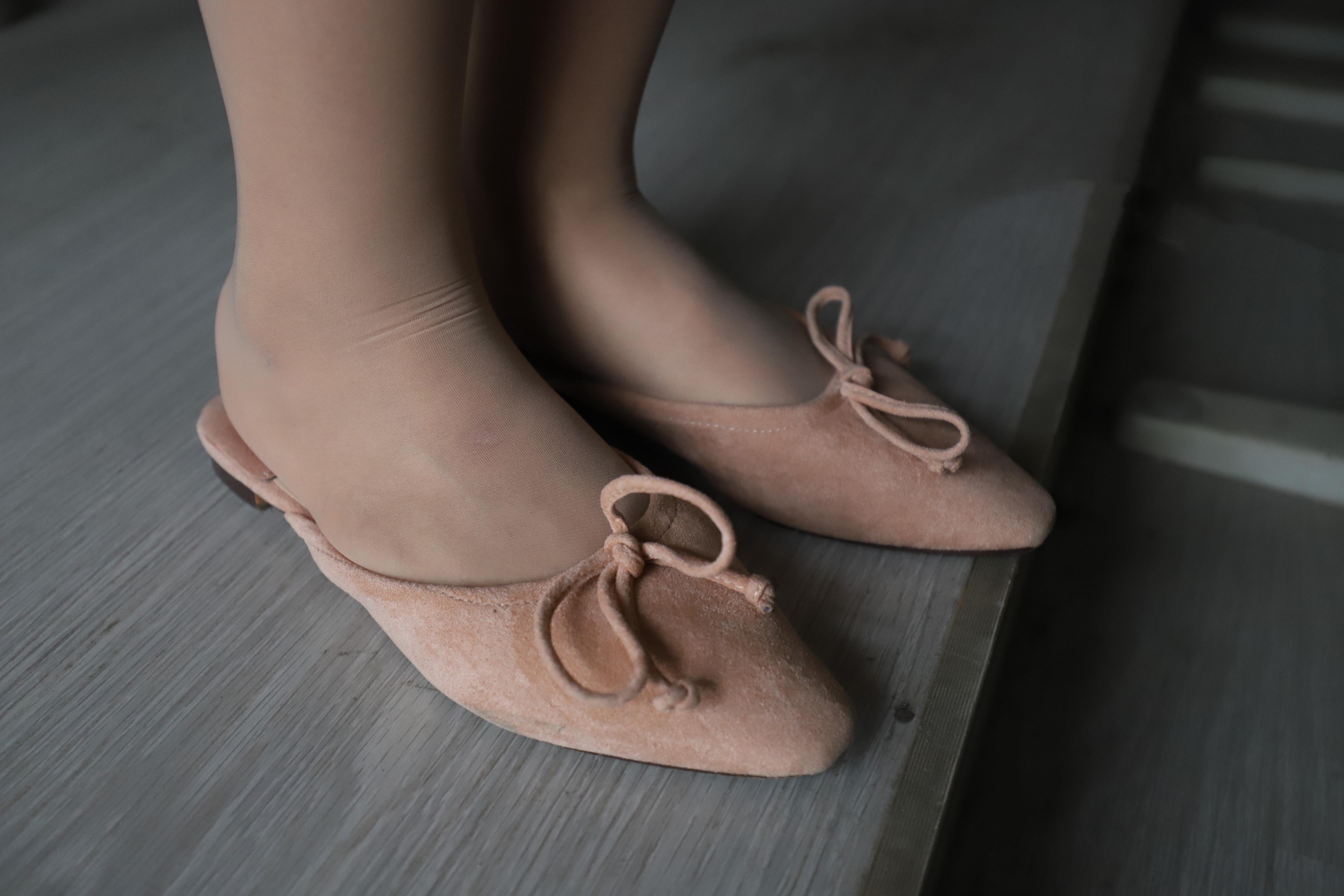 《学姐红色连衣裙の丝脚丫+视频1个》作品图