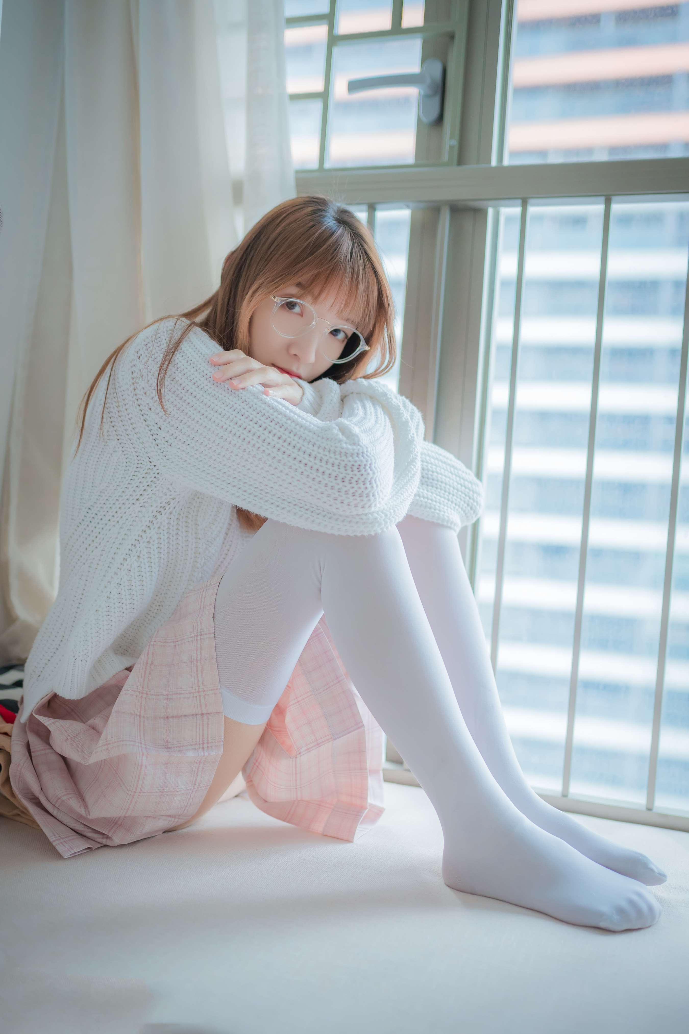 《少女毛衣の白丝足》作品图