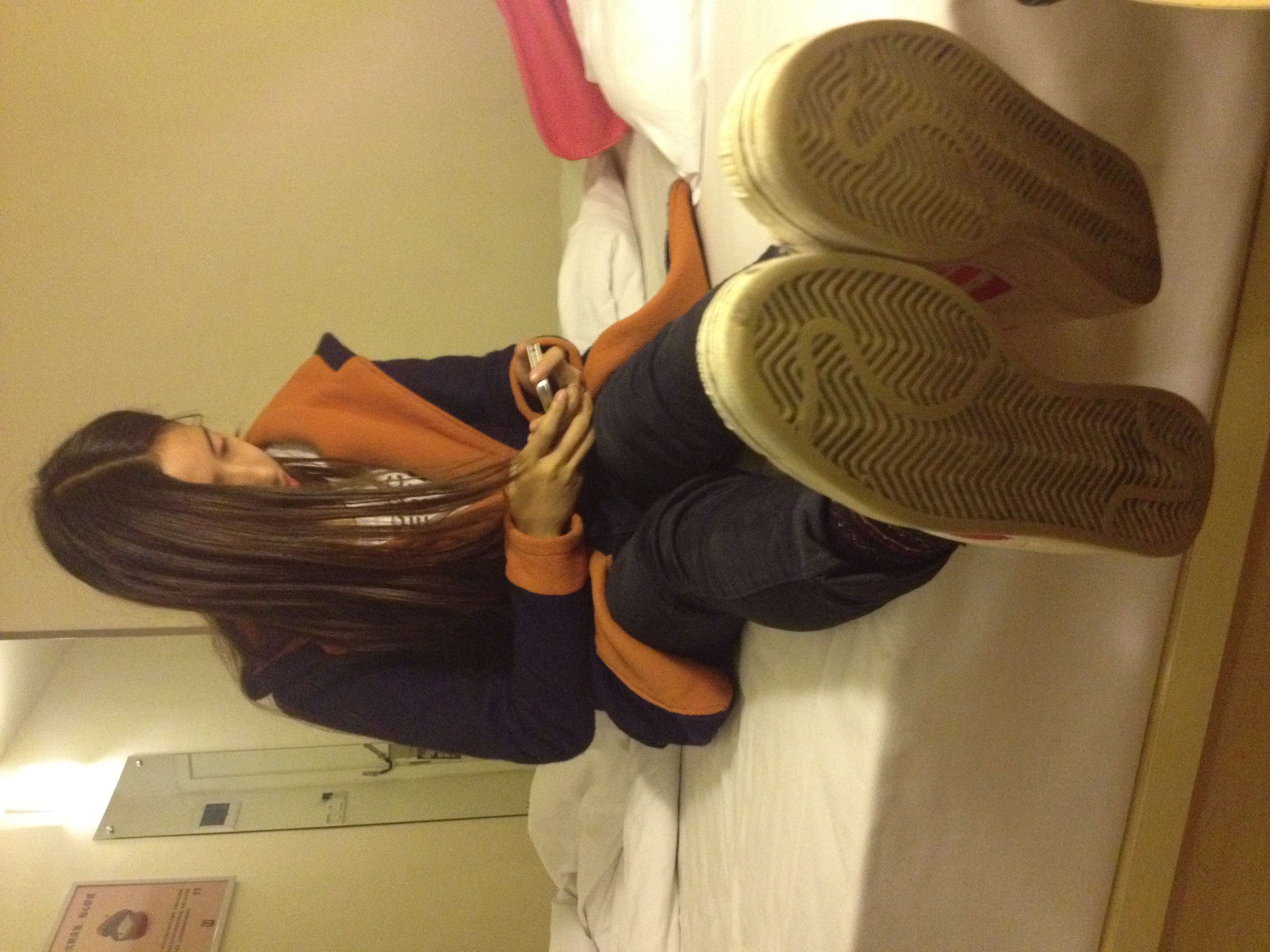 《旅馆yue拍赤足穿板鞋》作品图