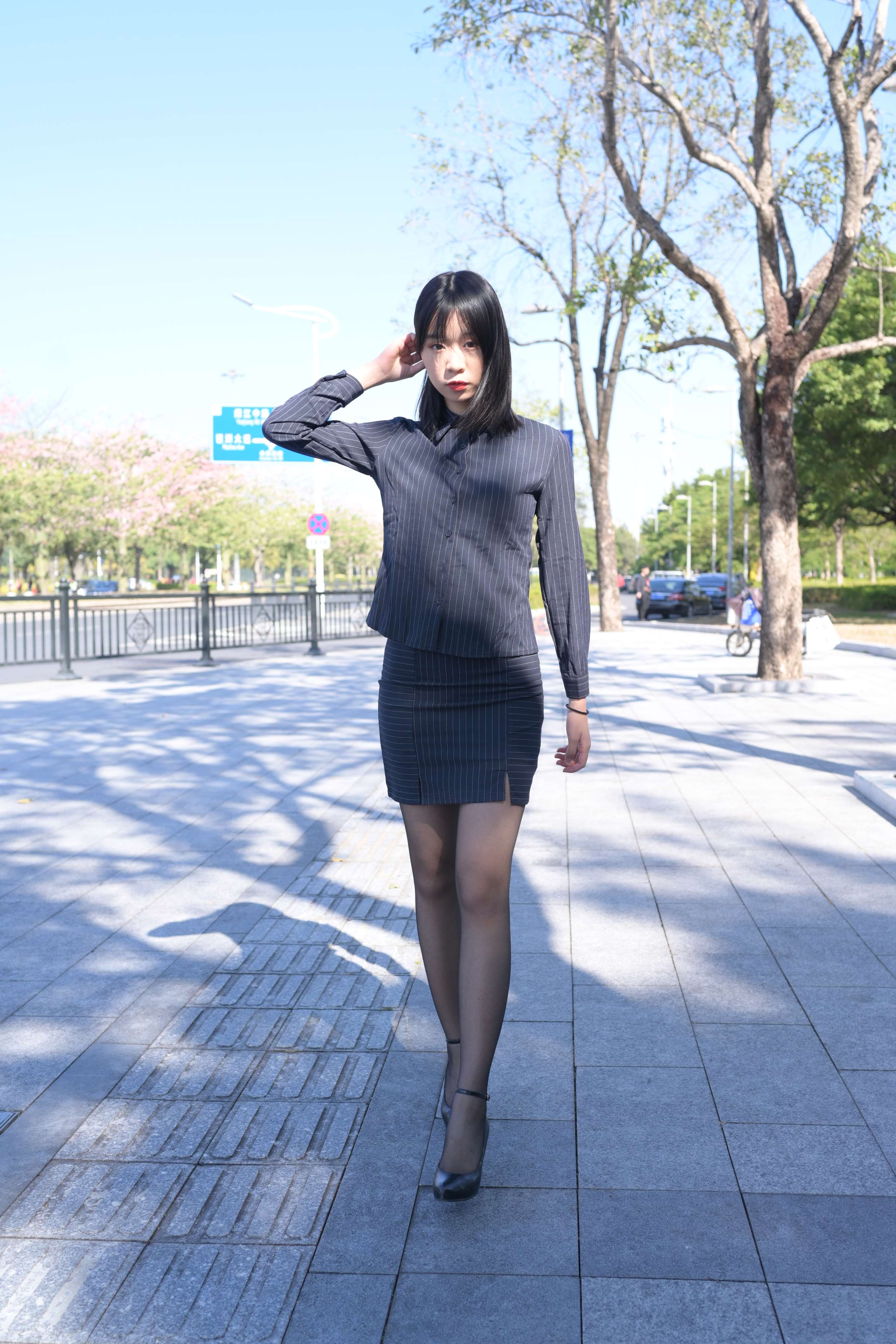 《师姐职业装の黑丝脚》作品图