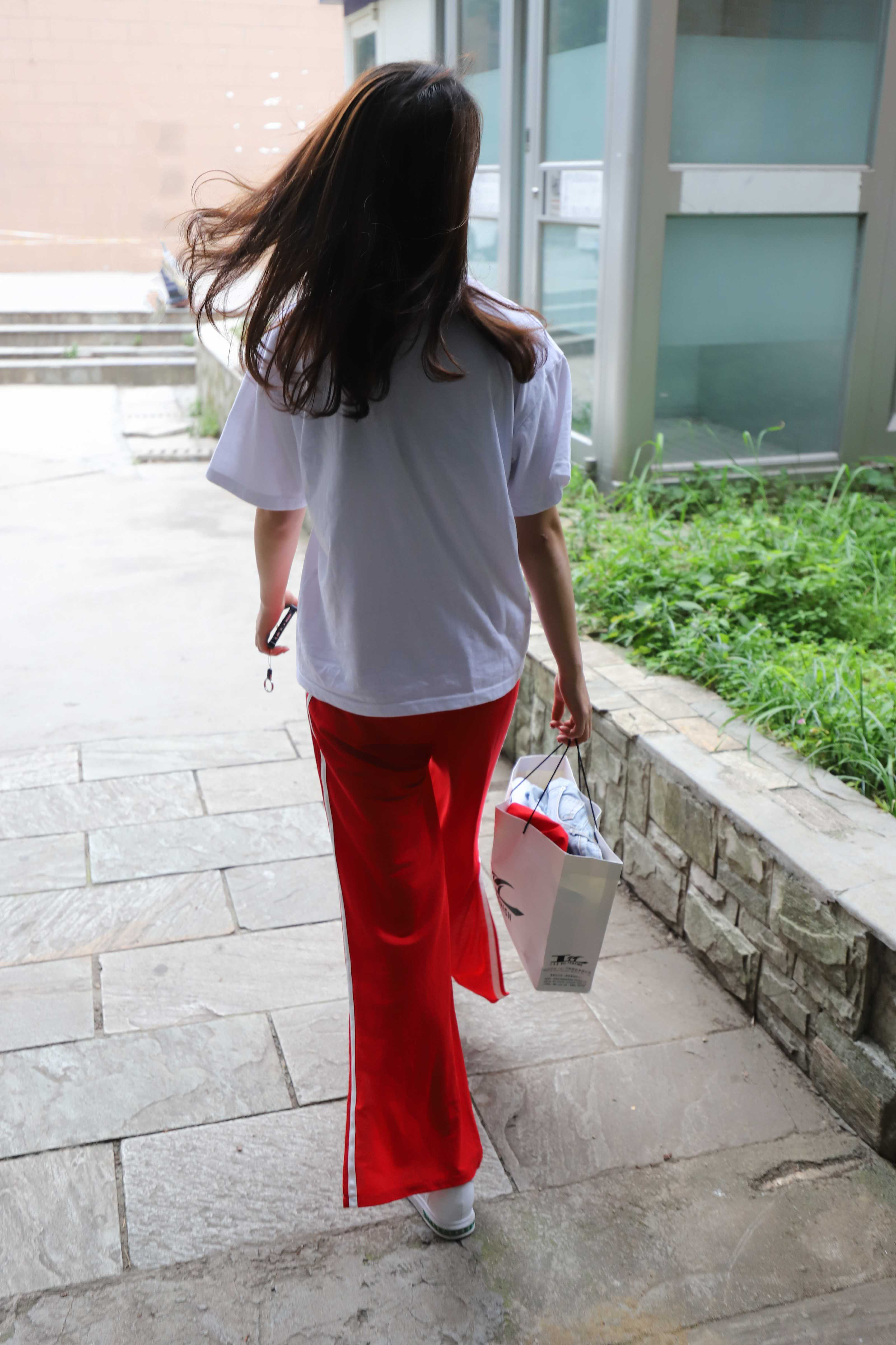 《学妹红裤船袜脚丫》作品图