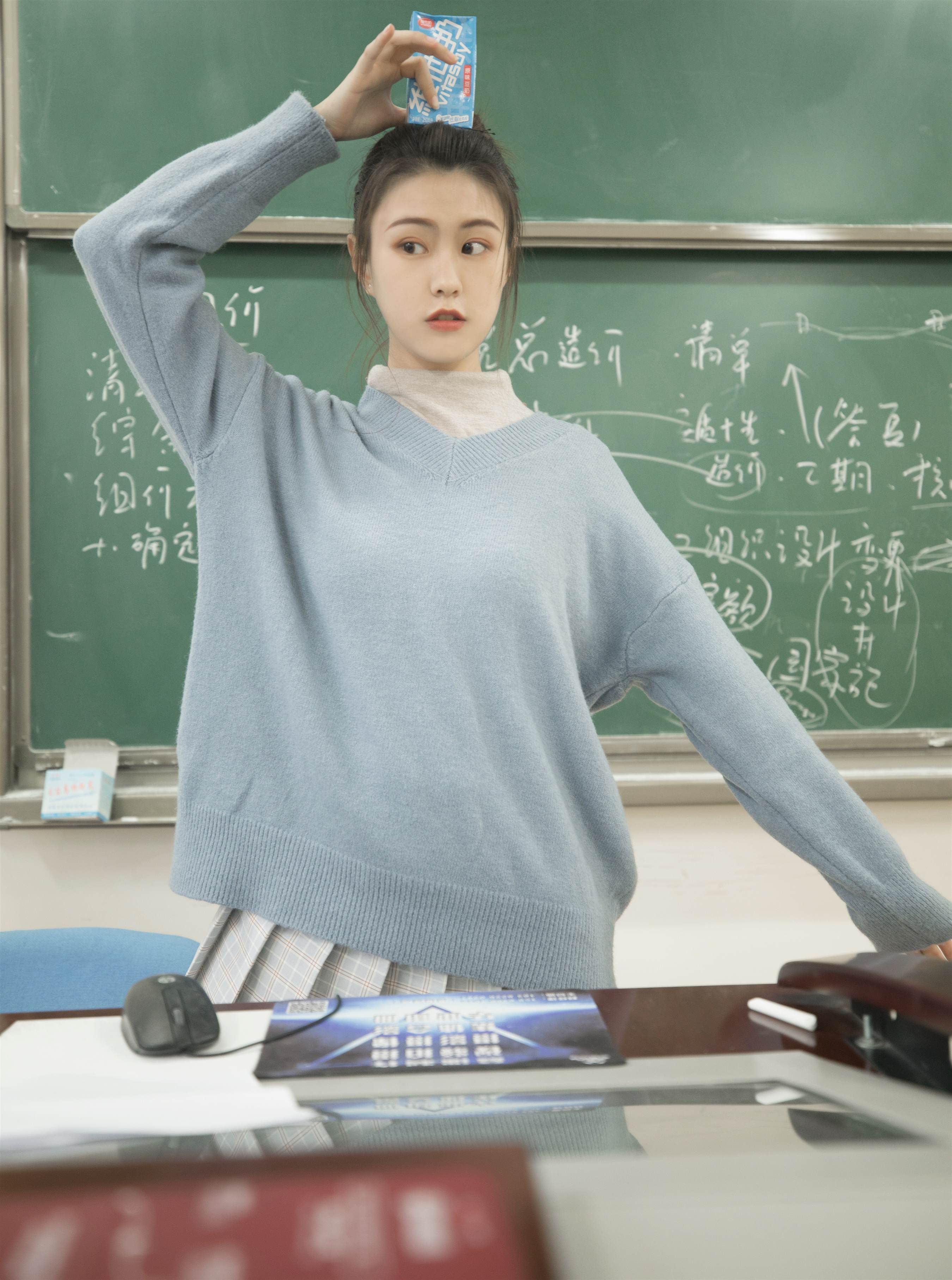 《教室里的丝袜脚+花絮1个网盘下载》作品图