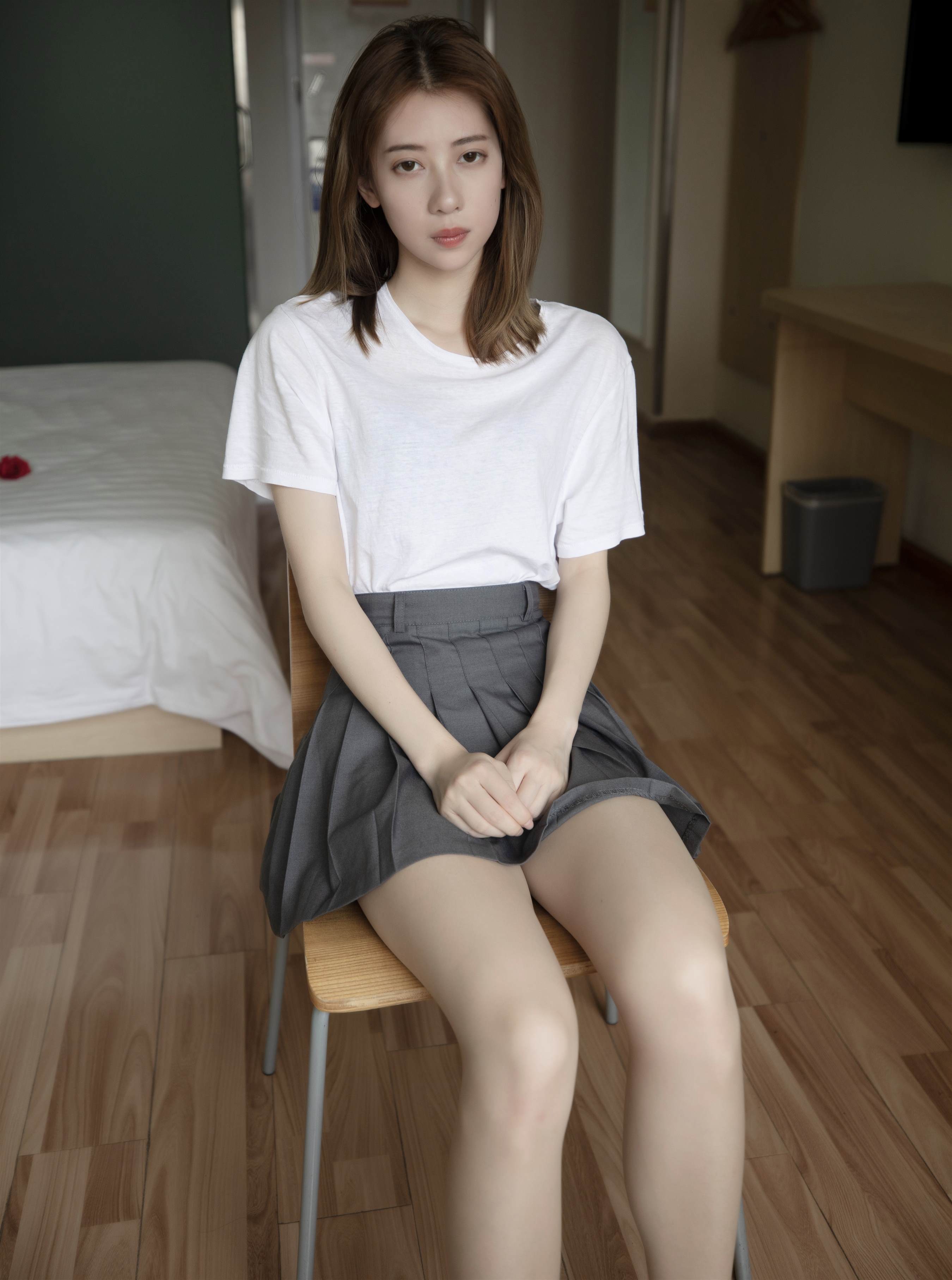《T恤の丝袜脚丫》作品图