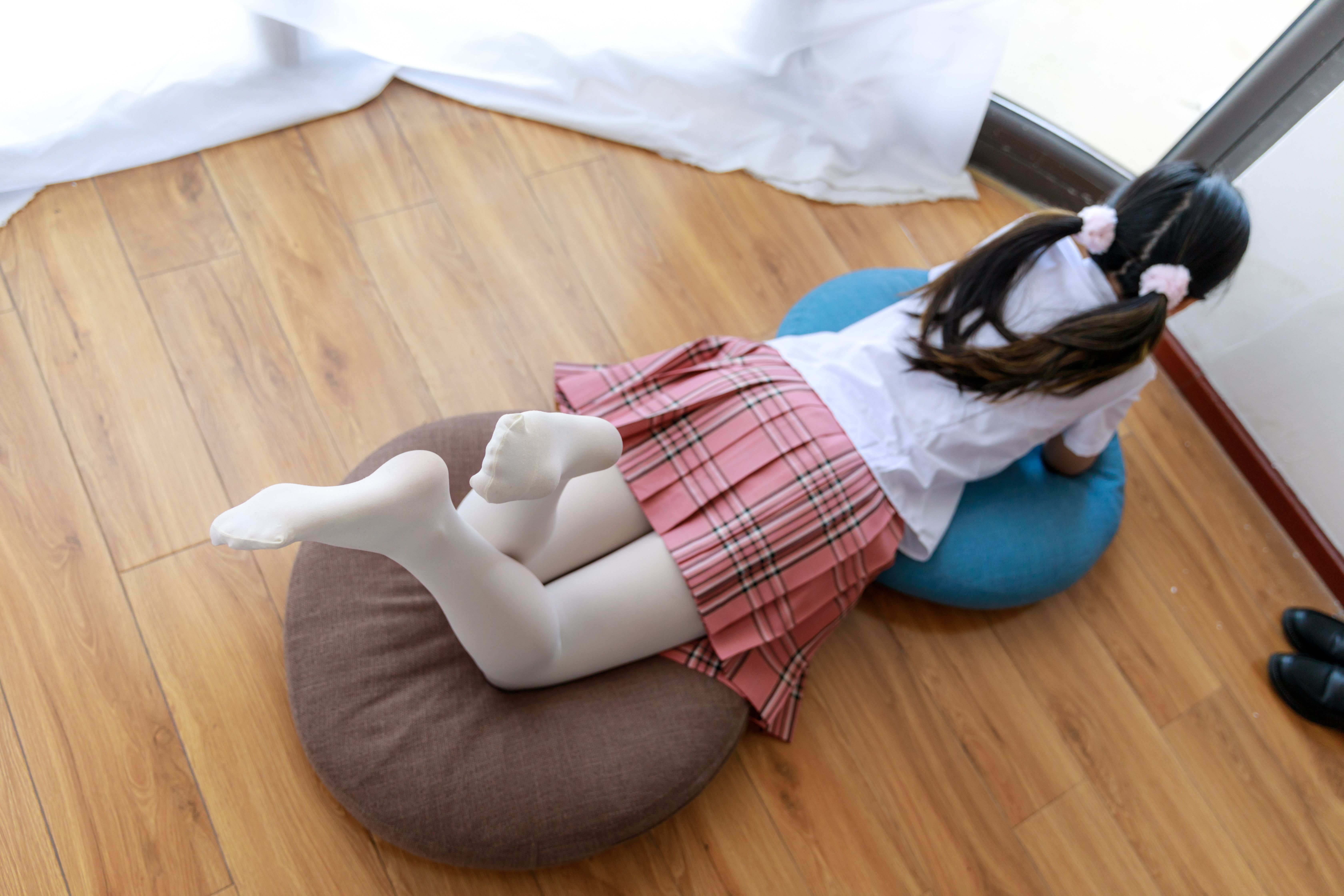 《制服妹纸长白丝袜脚+视频一部》作品图