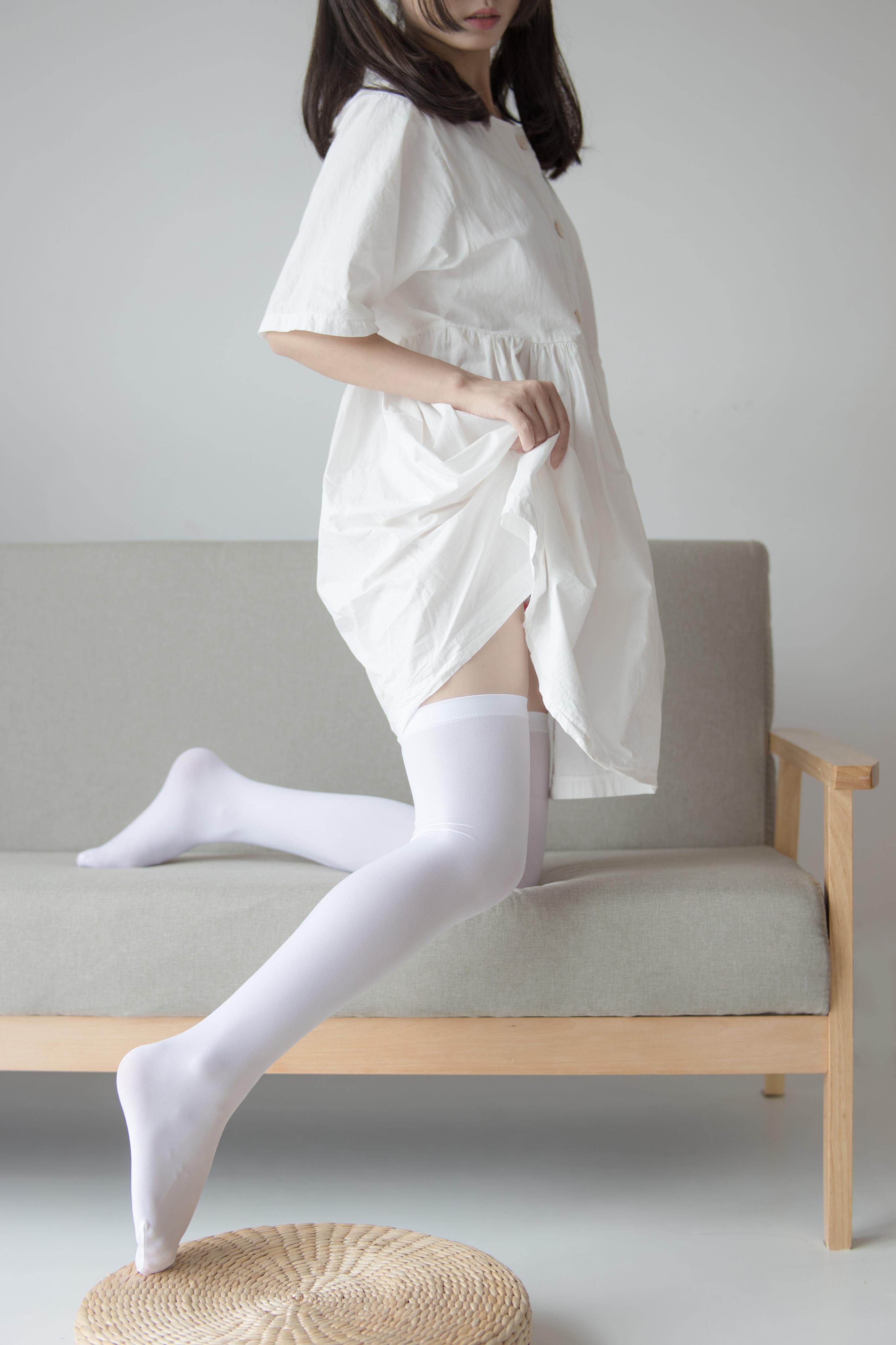 《白色连衣裙の白丝脚丫【套图+视频】》作品图