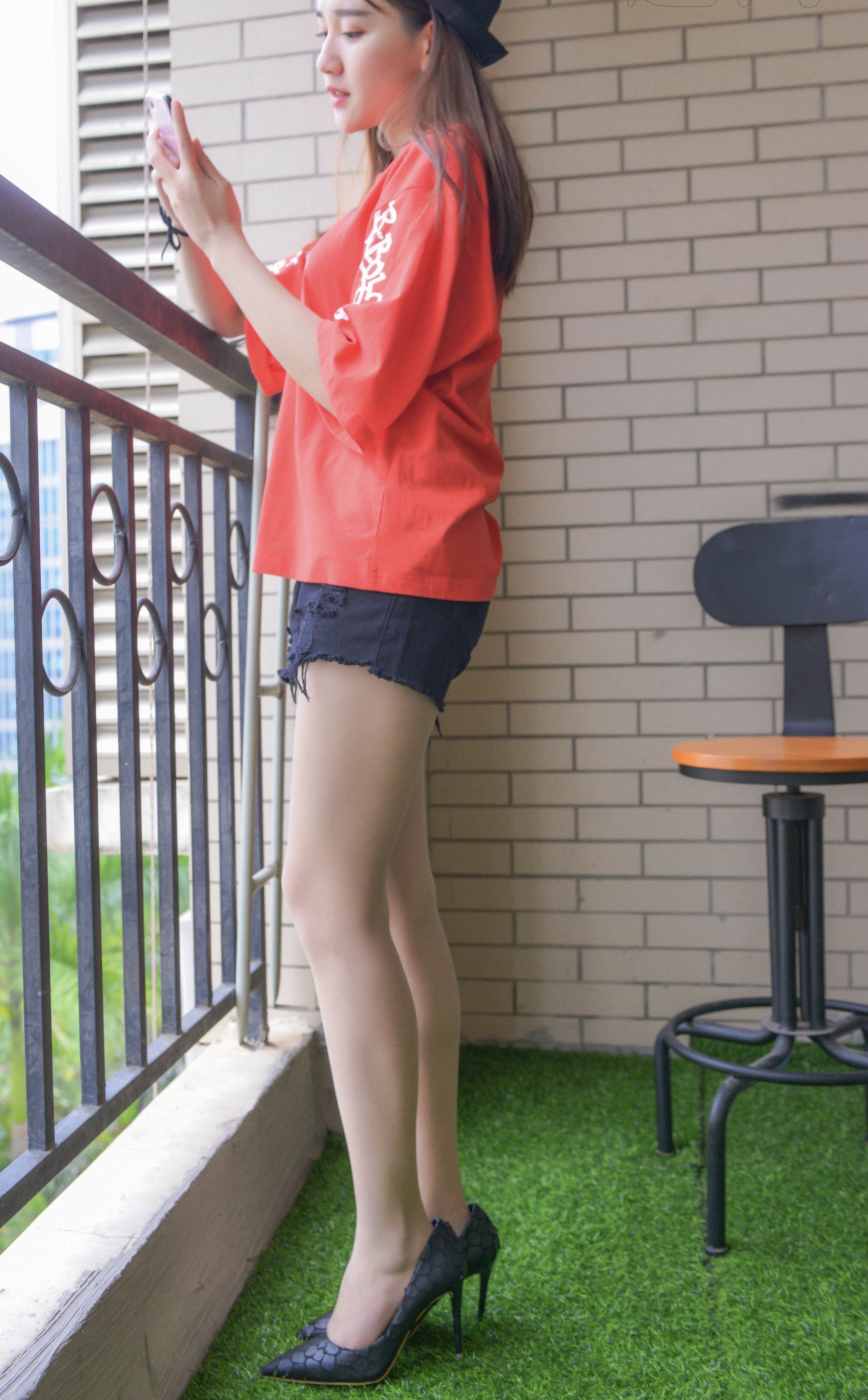 《热裤高跟丝袜脚丫》作品图