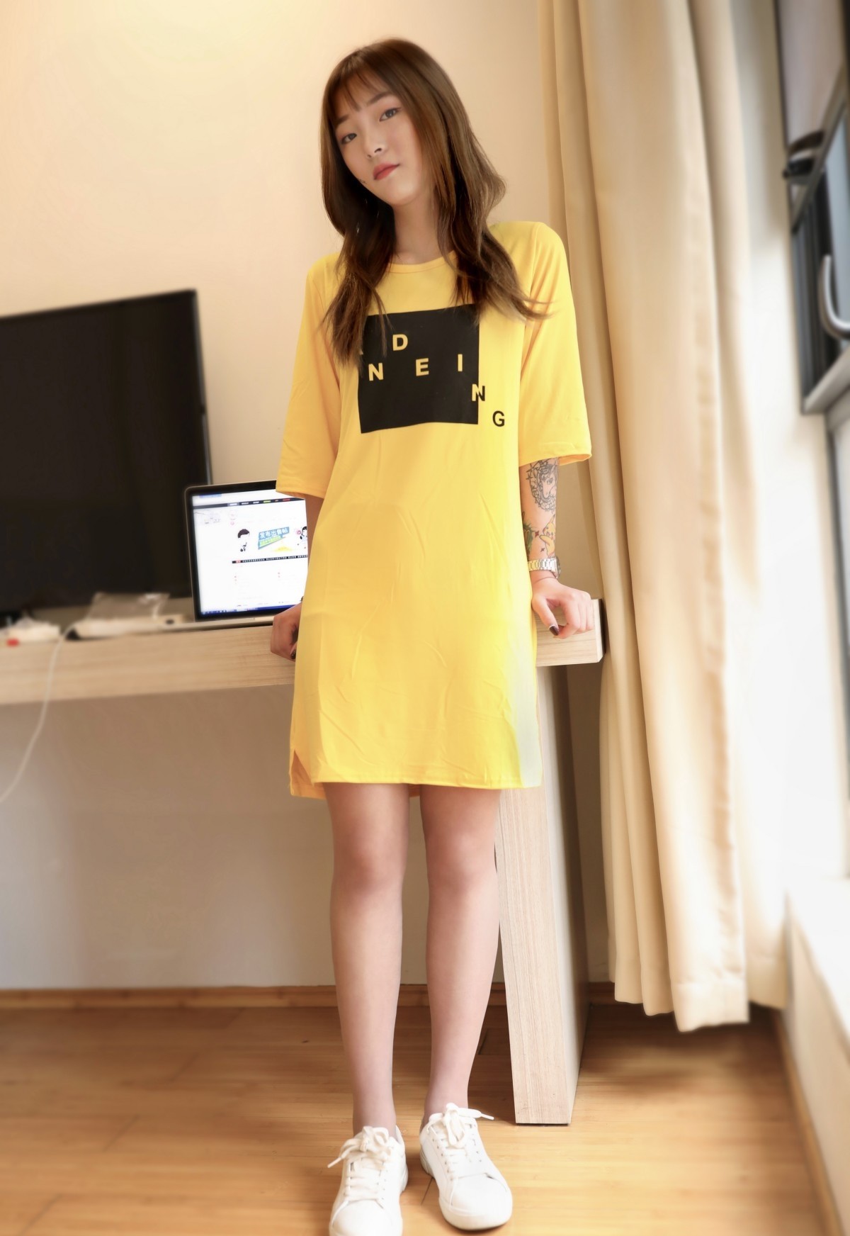 《纹身小姐姐板鞋丝袜脚丫》作品图