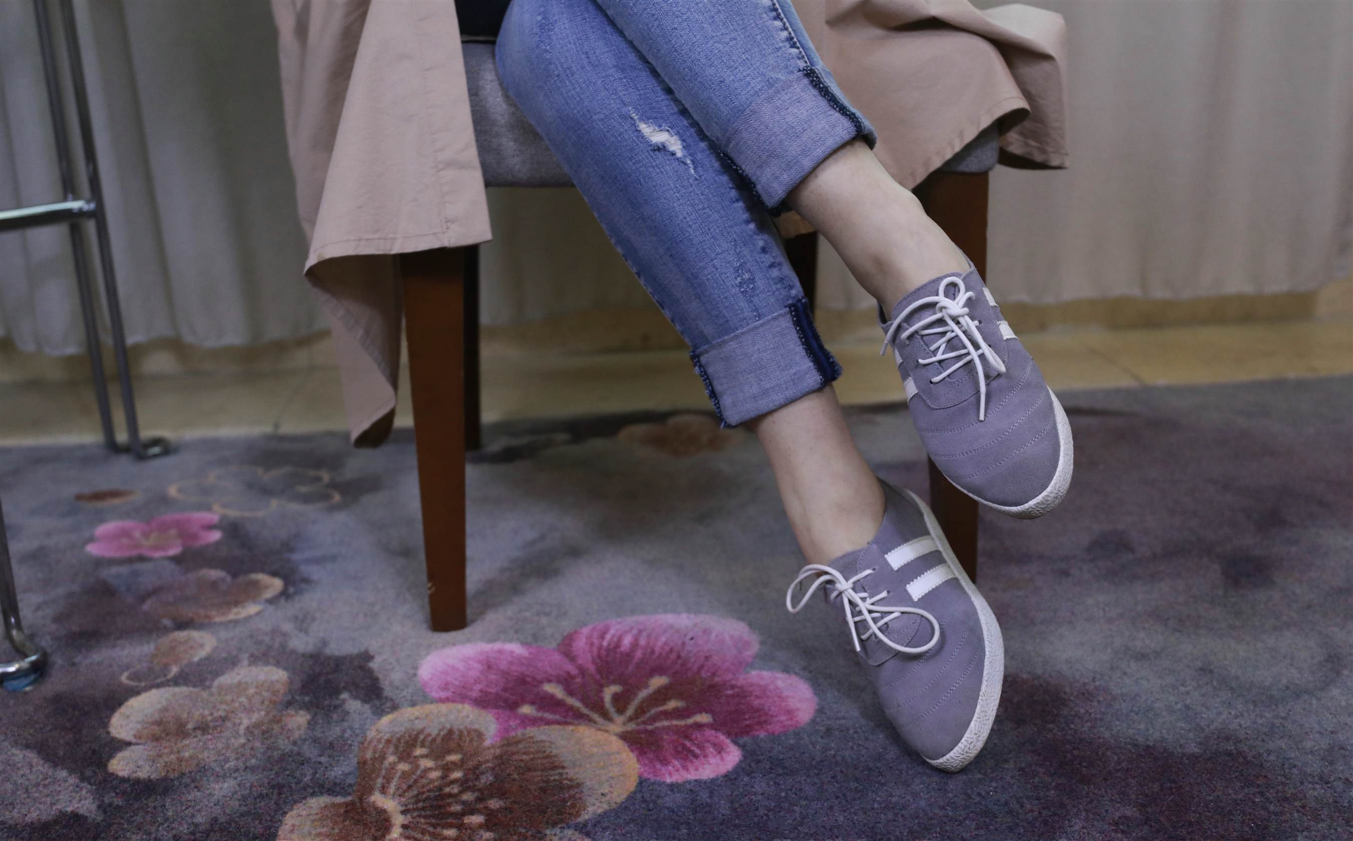 《牛仔の白棉袜脚》作品图