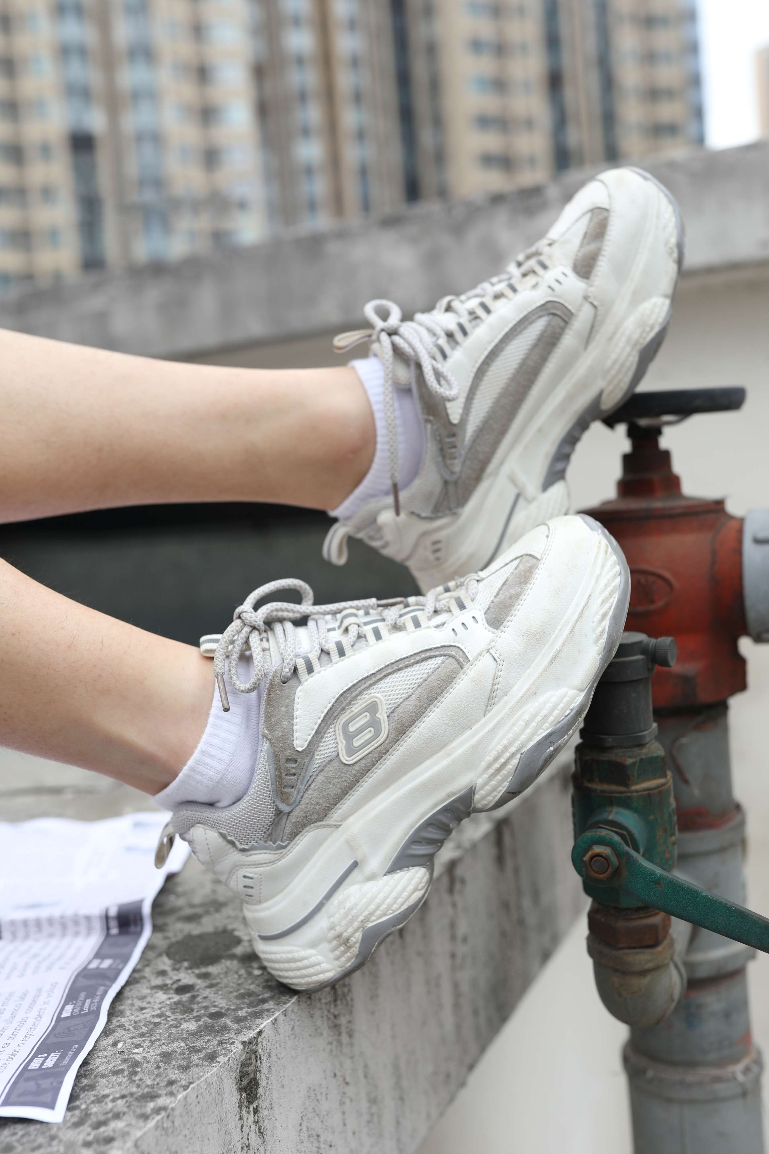 《茜茜脏棉袜の裸足》作品图