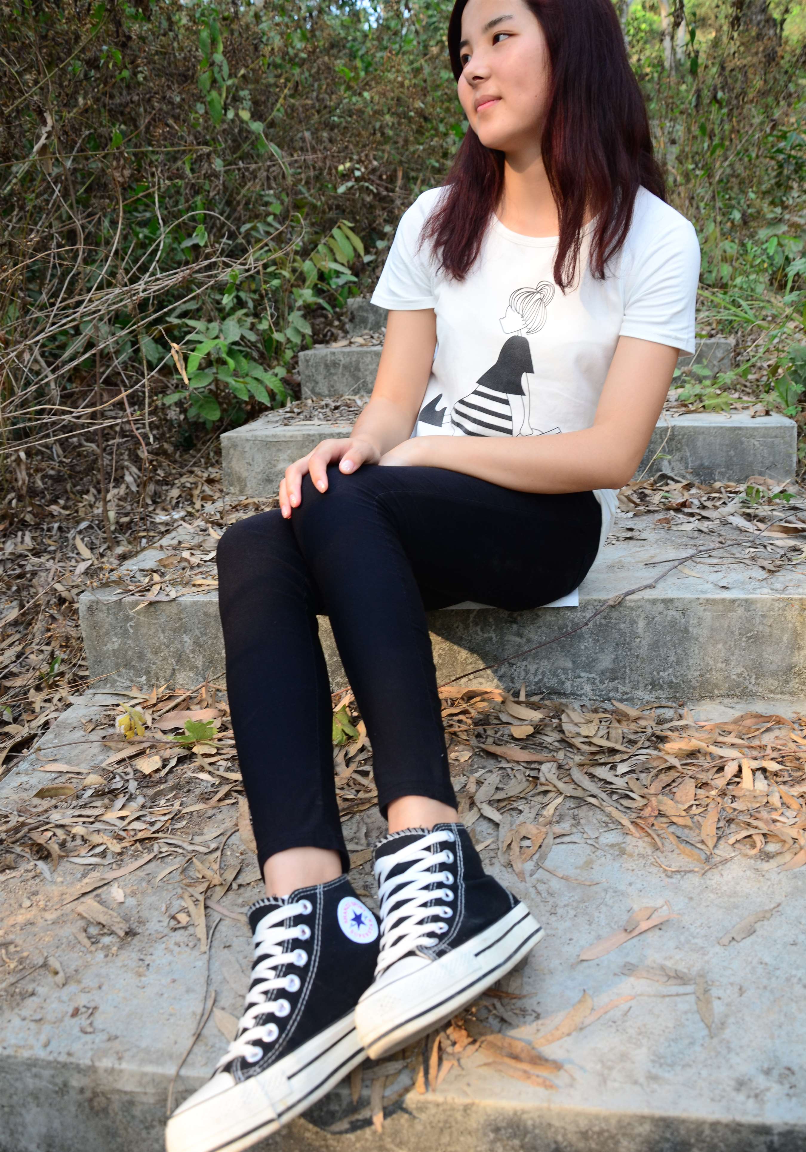 《公园阶梯上的帆布鞋棉袜脚》作品图