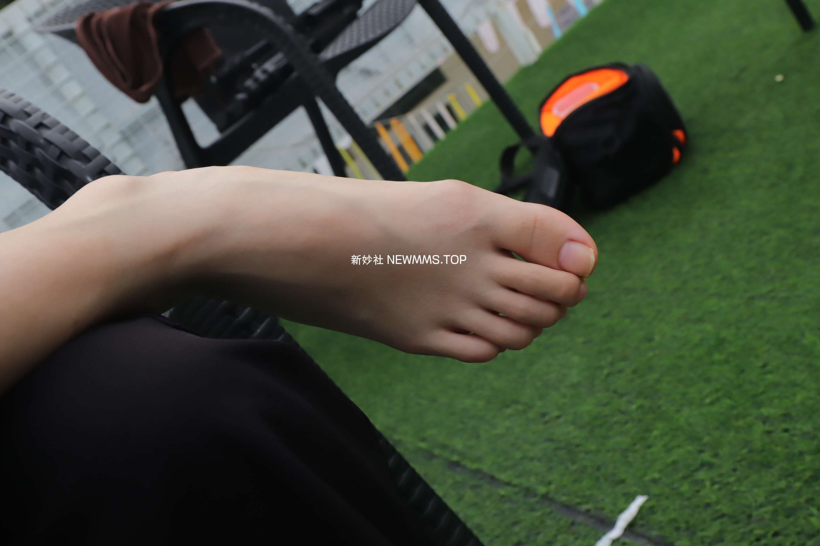 《表妹室外展示36码修长嫩白美脚》作品图