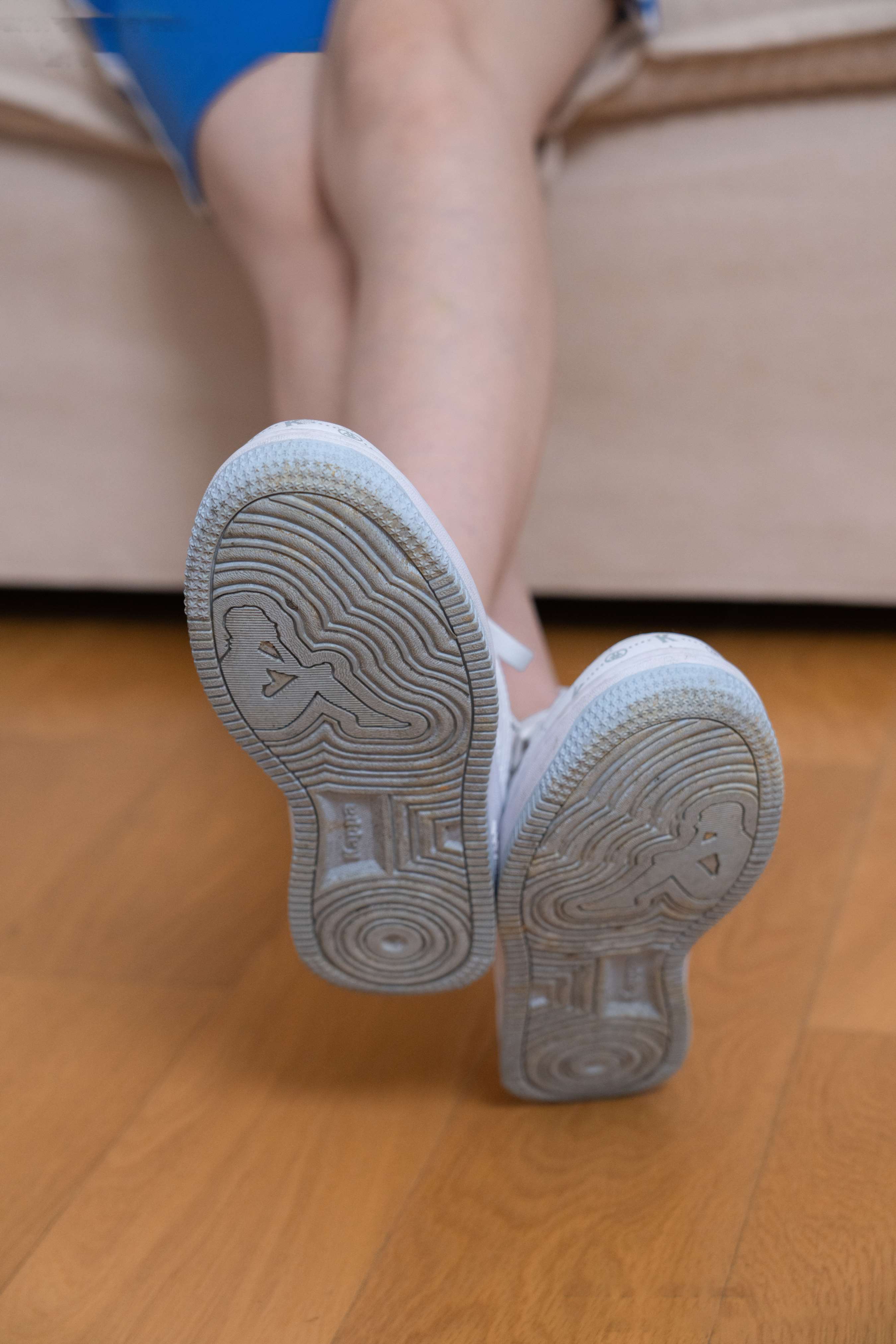 《璇璇-校服、板鞋、裸足、光脚踩小西红柿葡萄》作品图