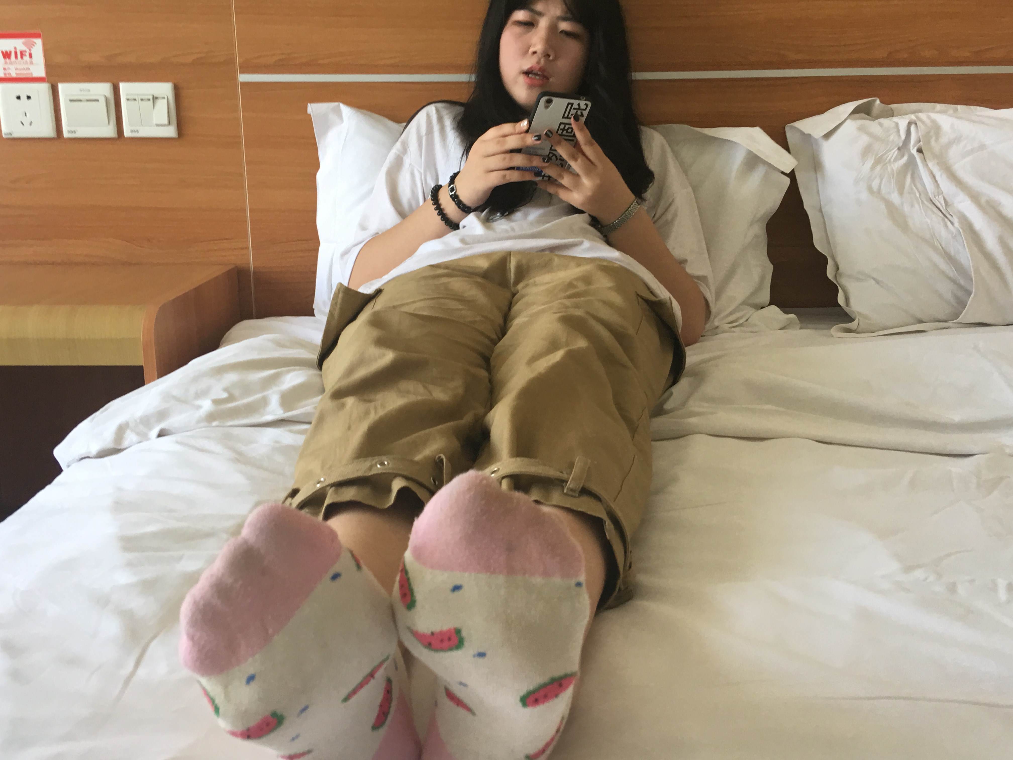 《肉肉少女的发黄开洞棉袜脚丫》作品图