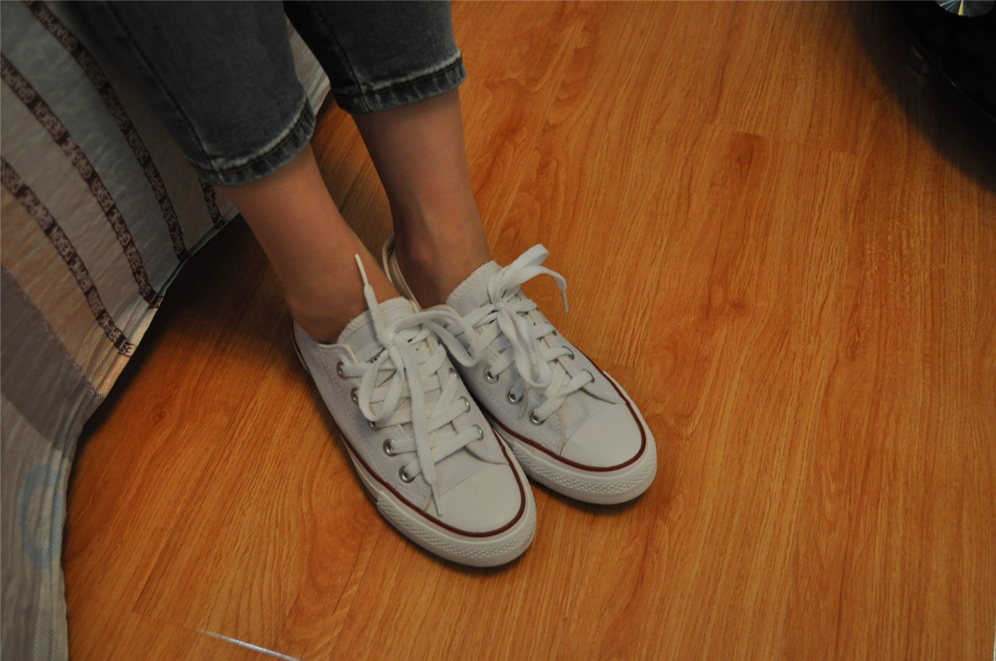 《大二学妹帆布鞋の白船袜脚》作品图