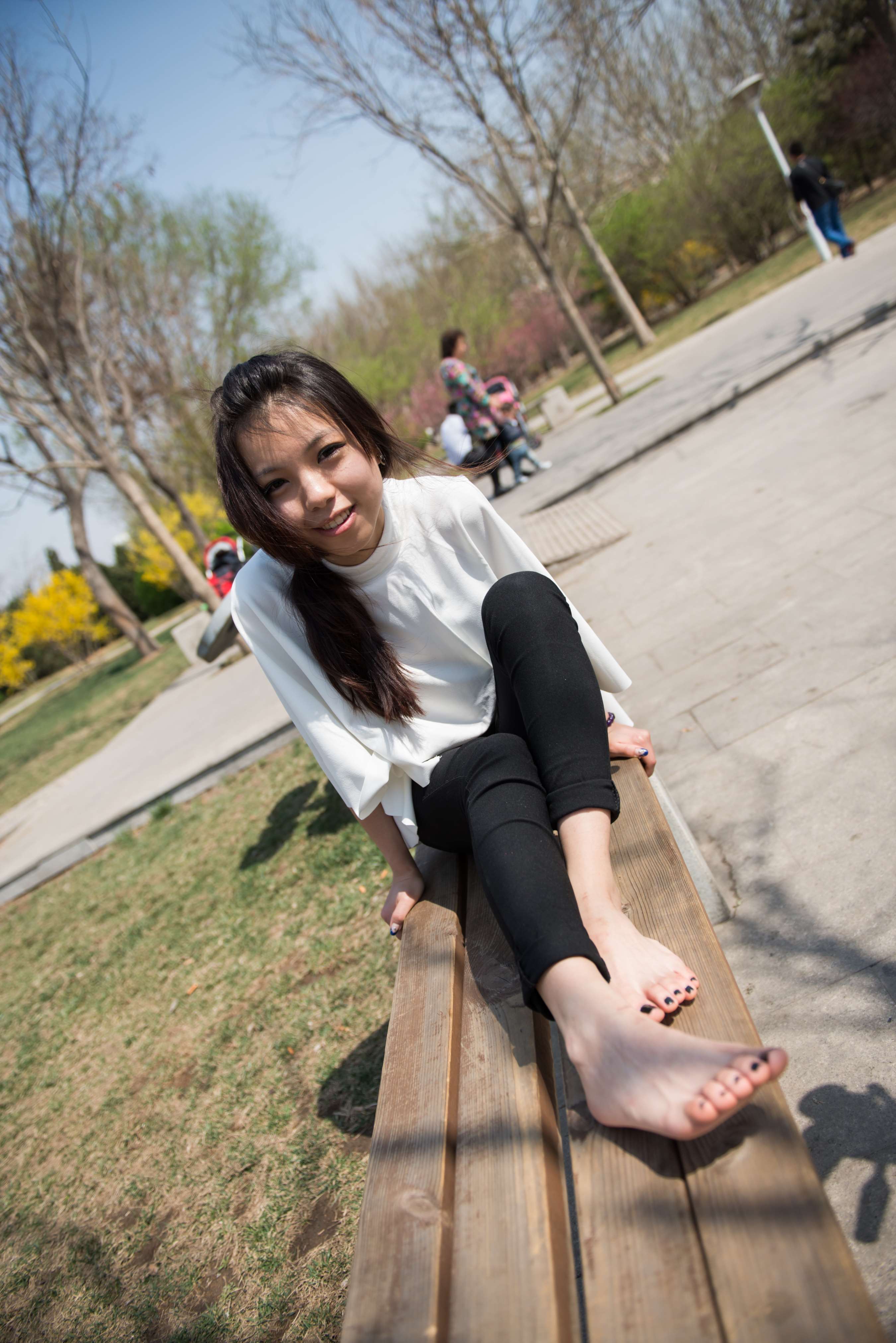 《学姐公园板凳上的嫩足》作品图