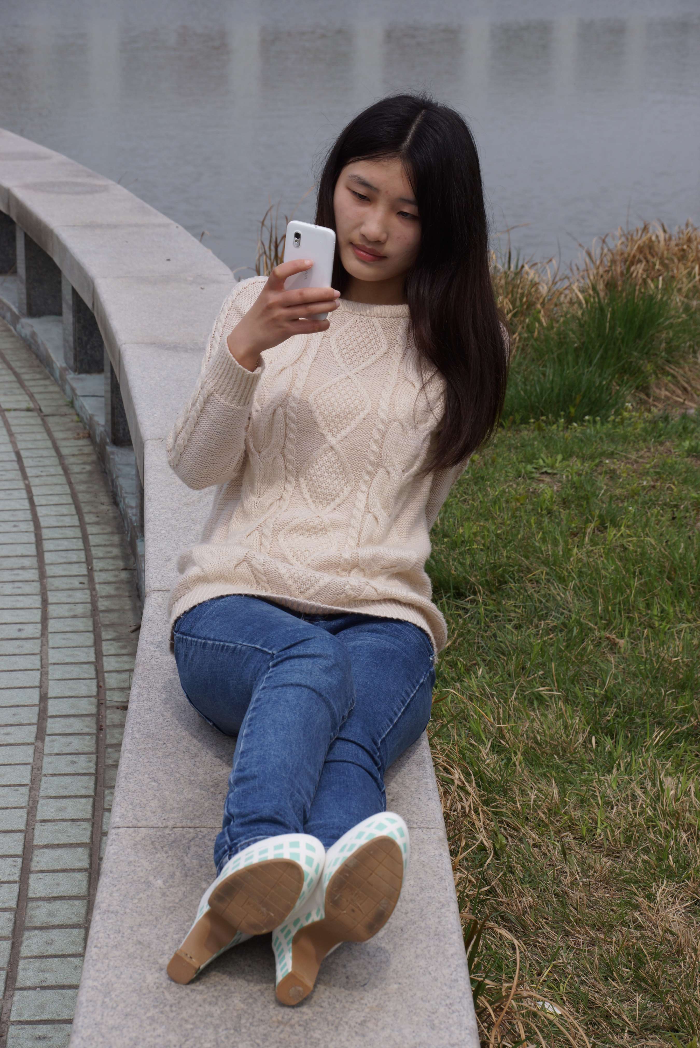 《刚刚学会穿高跟鞋的大二小学妹》作品图