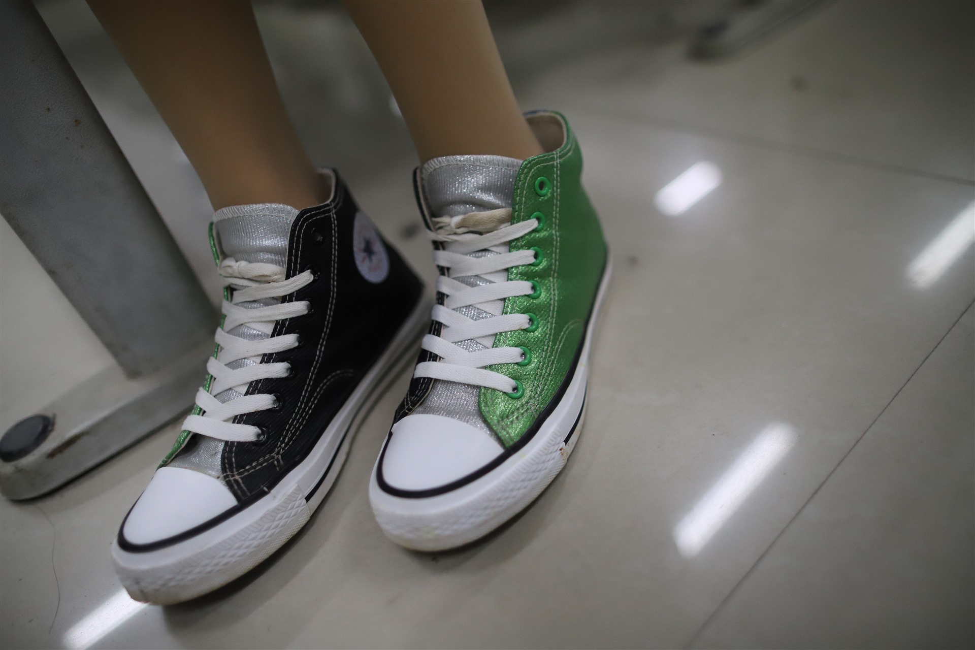 《黑裙帆布鞋の丝袜脚丫》作品图