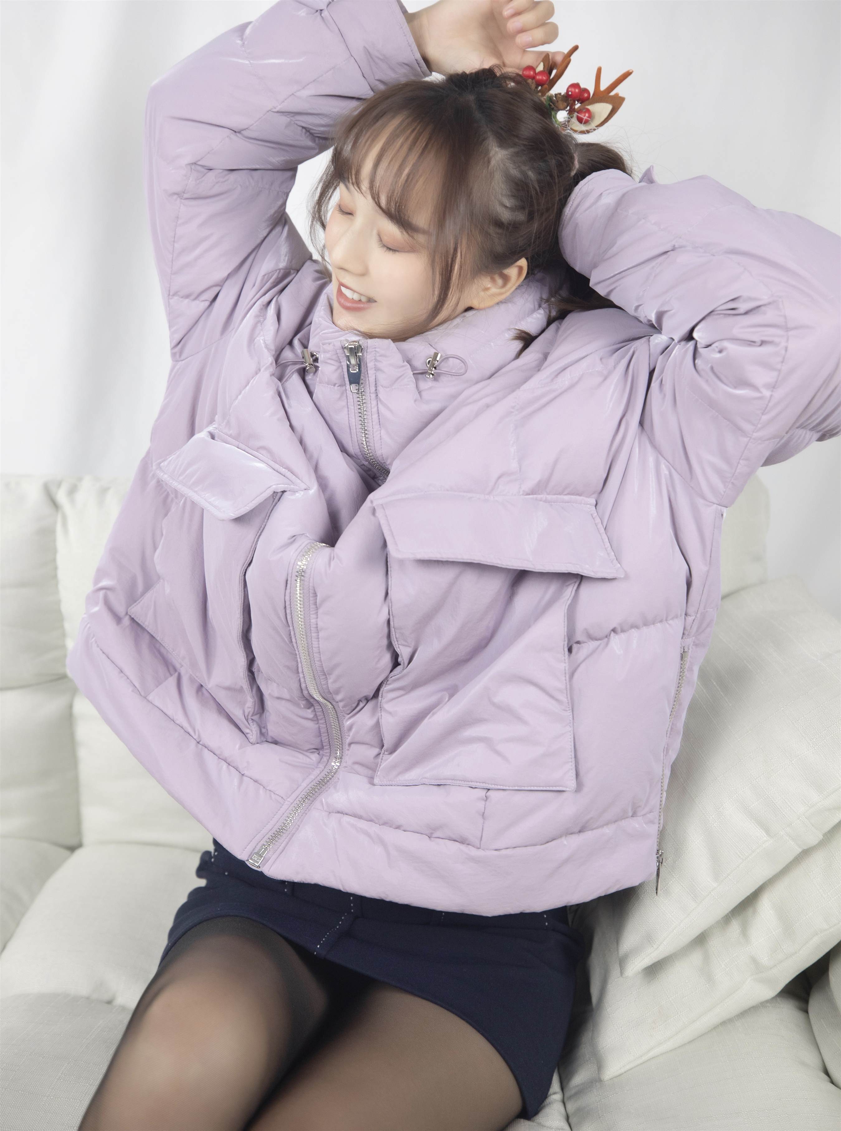 《小玥玥羽绒の黑丝袜+视频1个》作品图