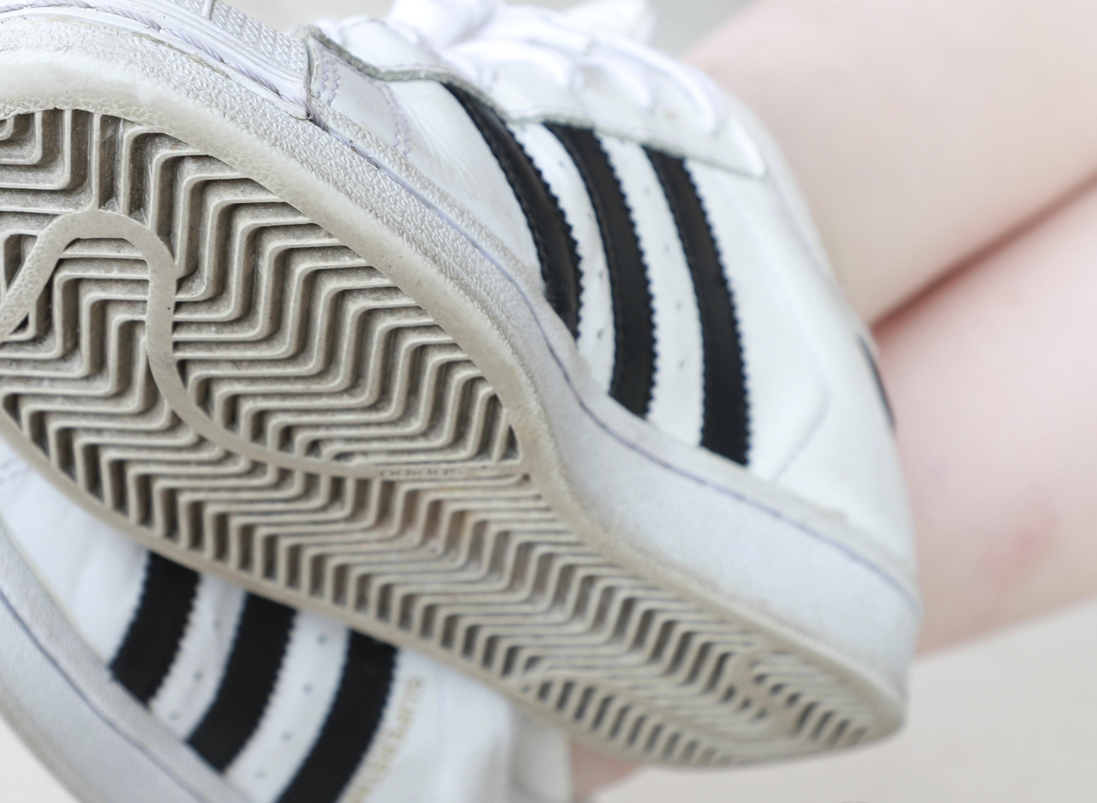 《板鞋棉袜脚の脱袜过程》作品图