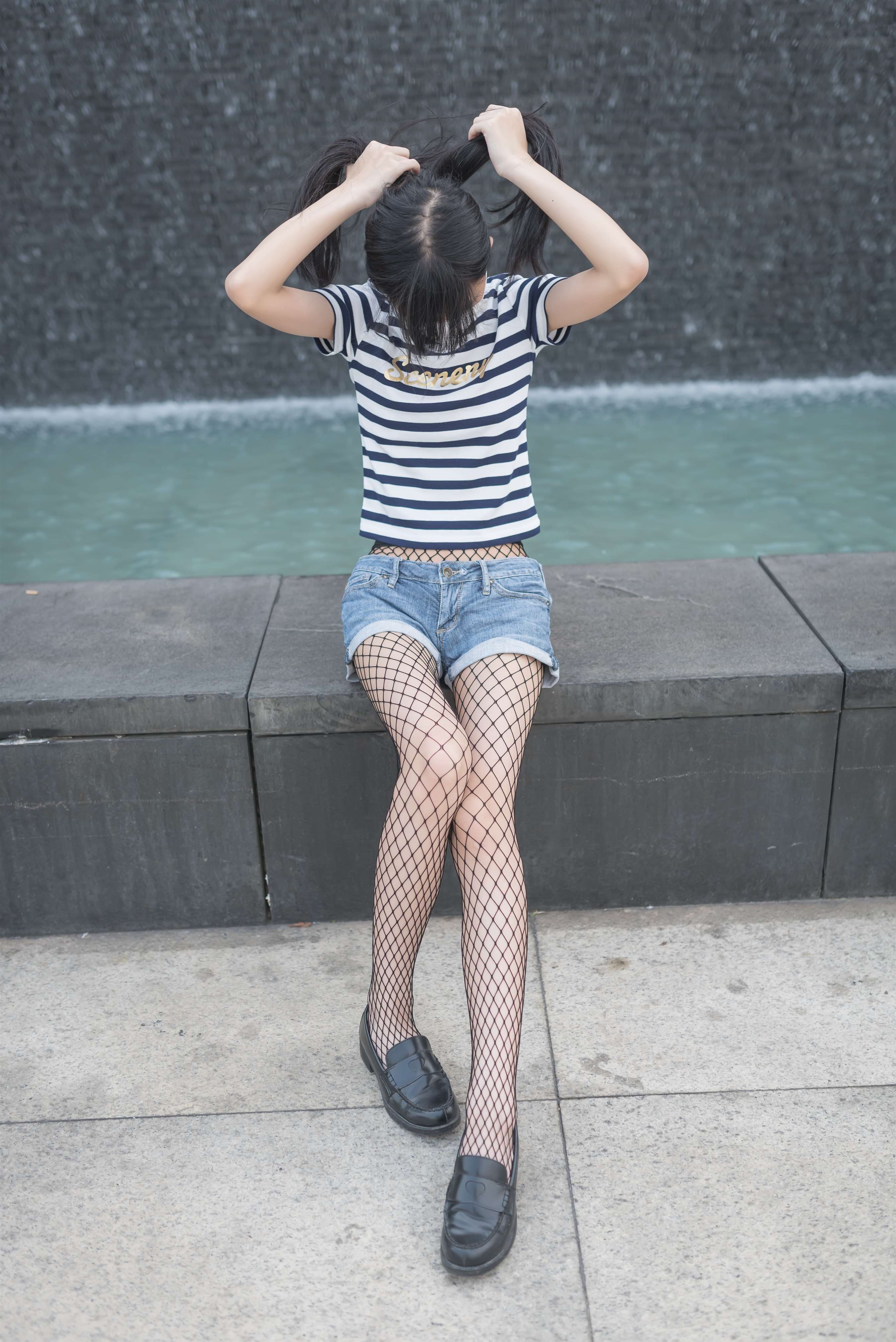 《热裤の网袜脚丫》作品图