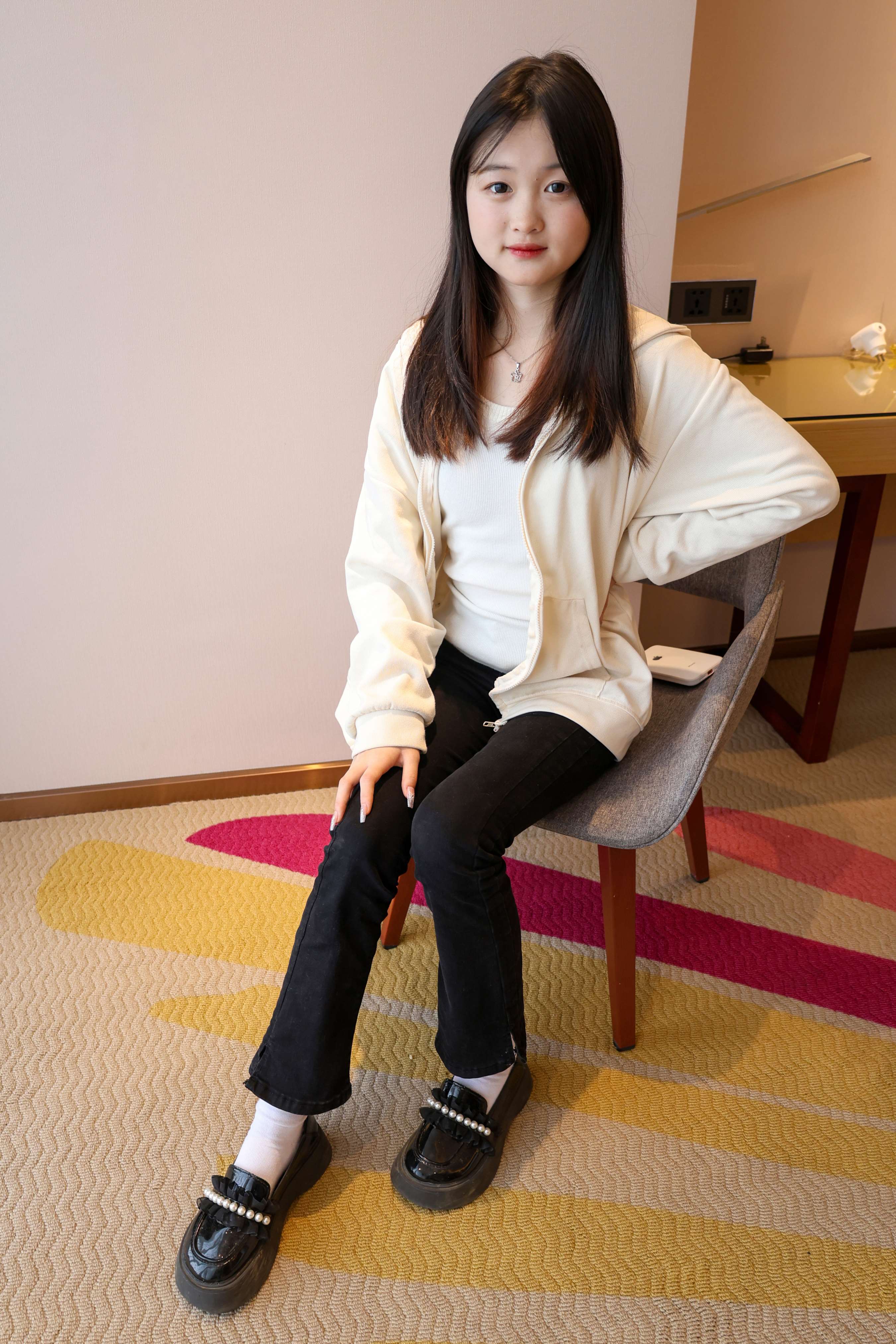 《少女圆头皮鞋の棉袜足》作品图