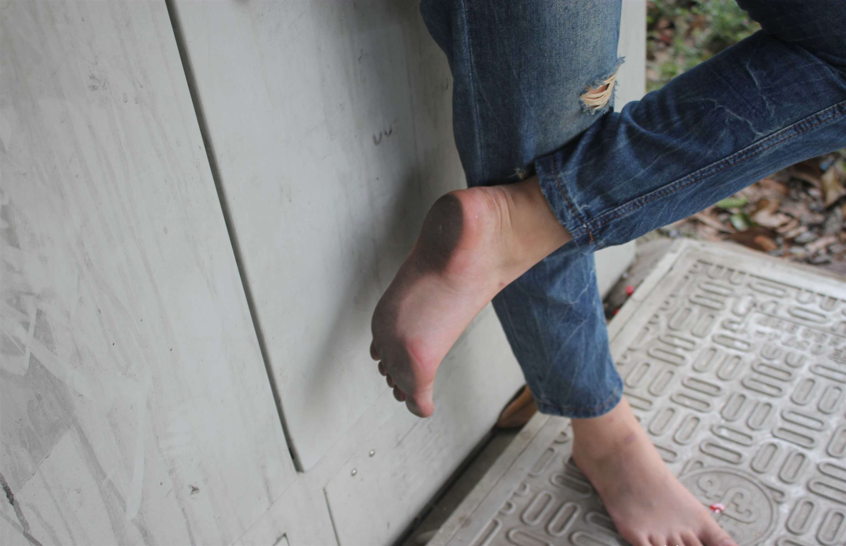 《颖儿赤脚》作品图