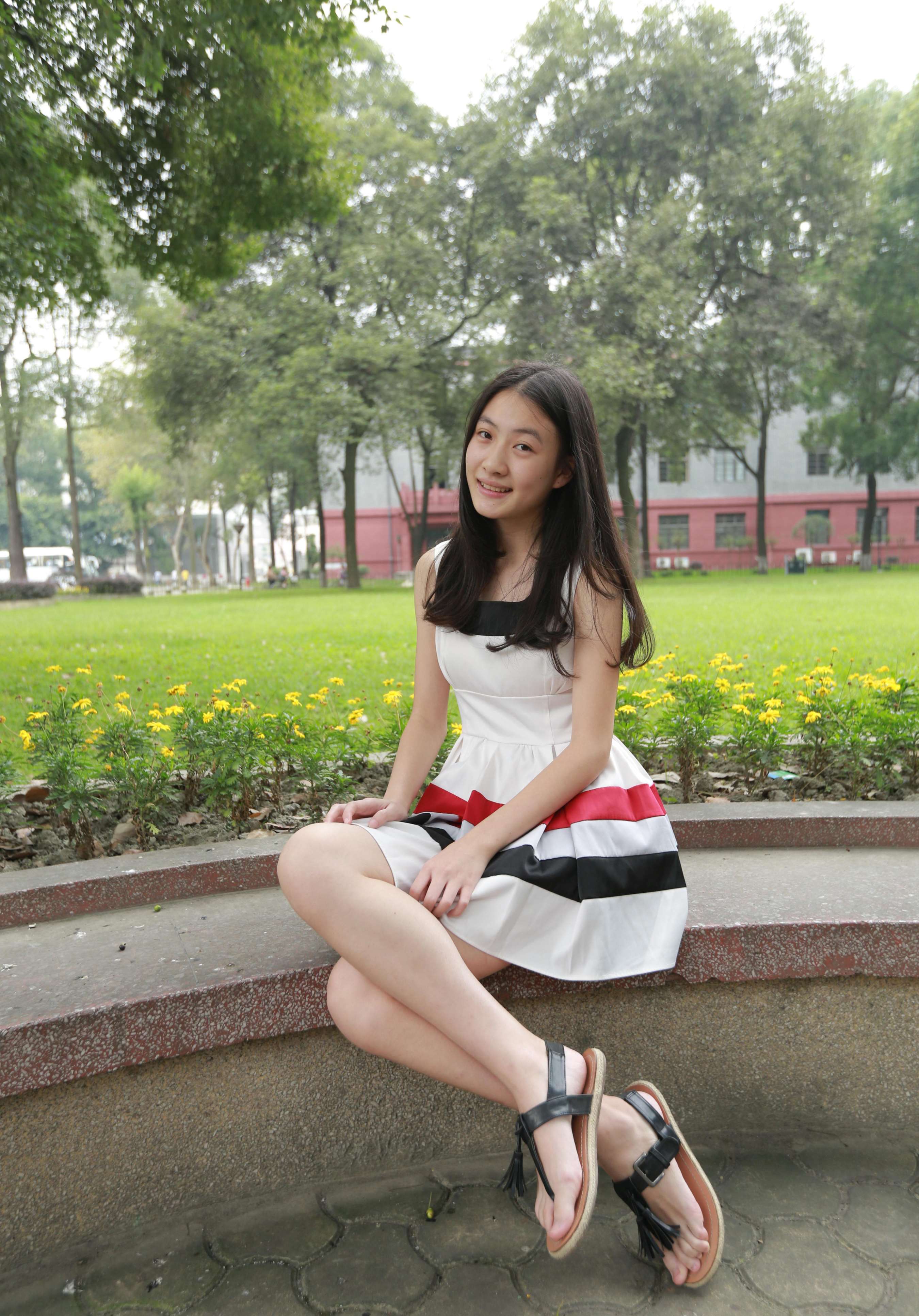 《公园凉拖脚丫》作品图