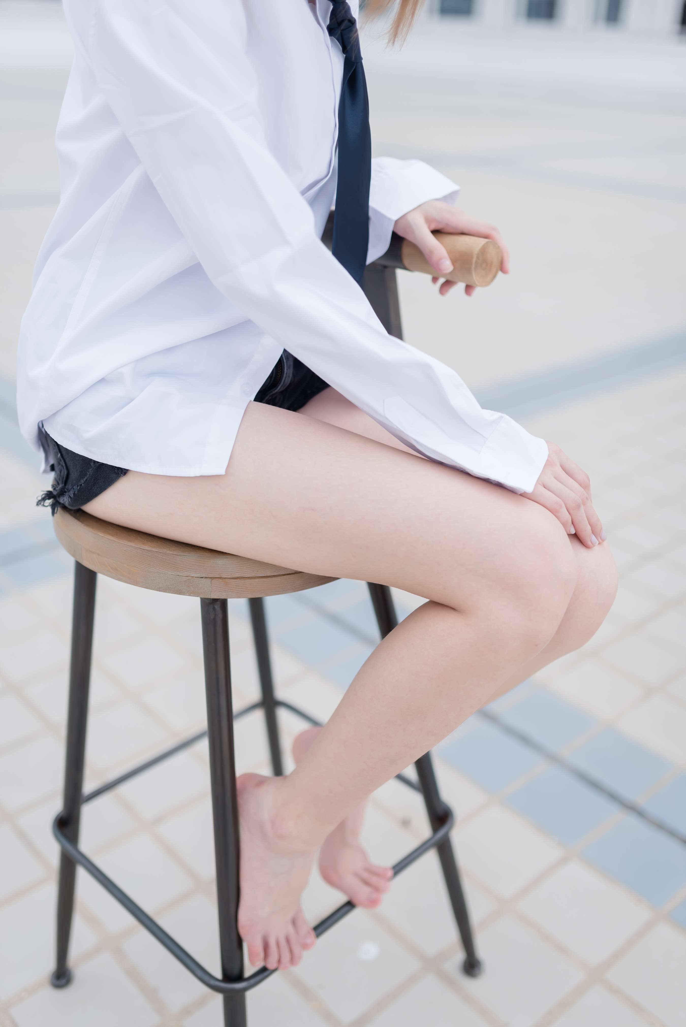 《白衬衣の赤足》作品图