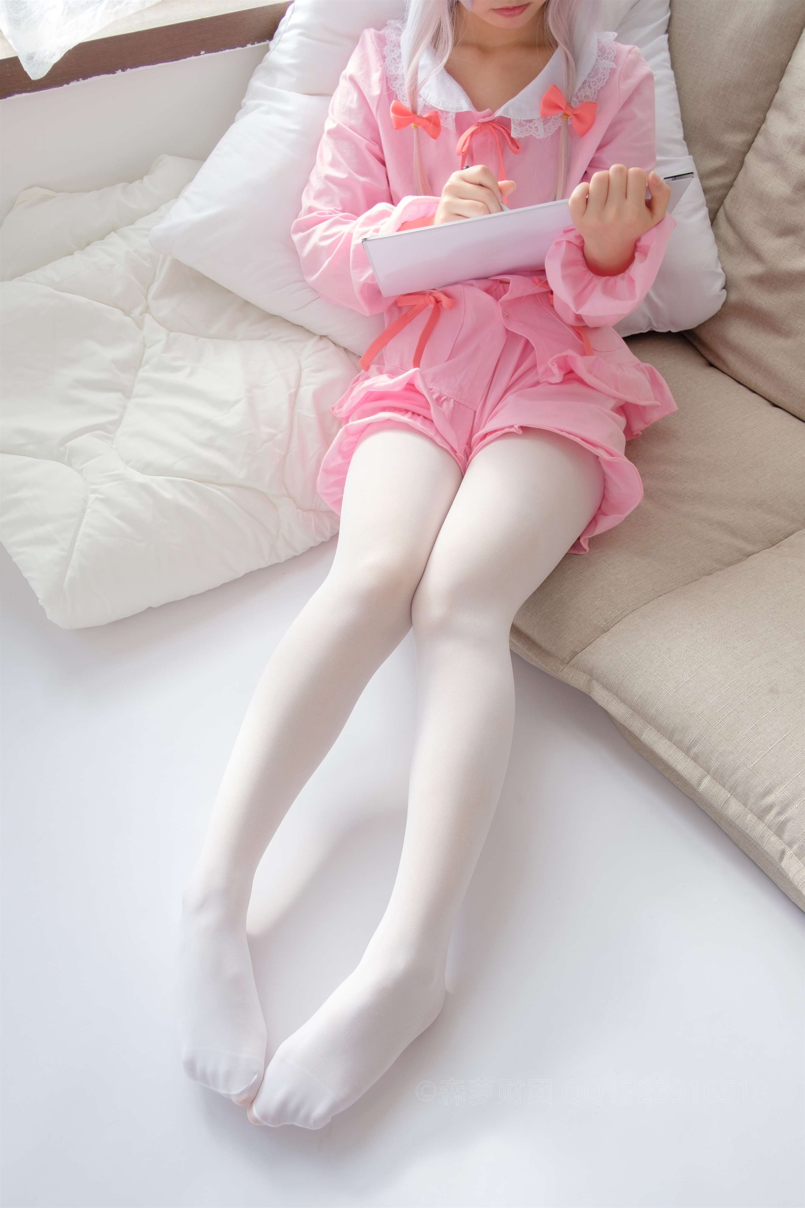 《cosplay白丝脚丫》作品图