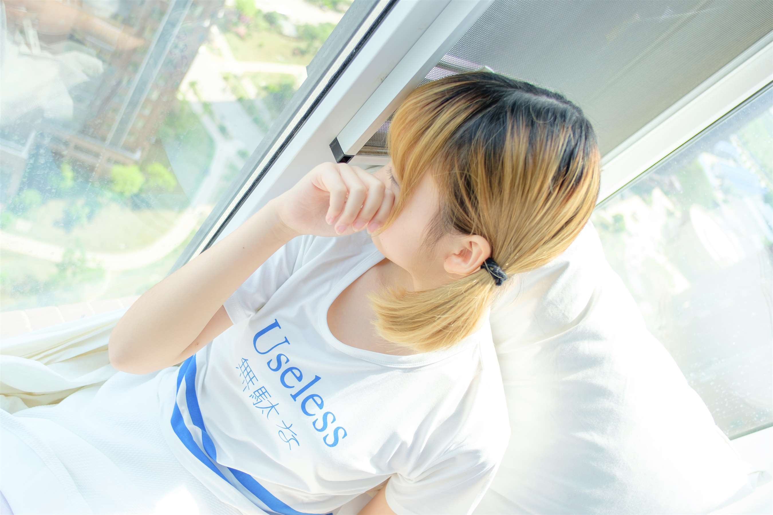 《短袖T恤の白丝足》作品图