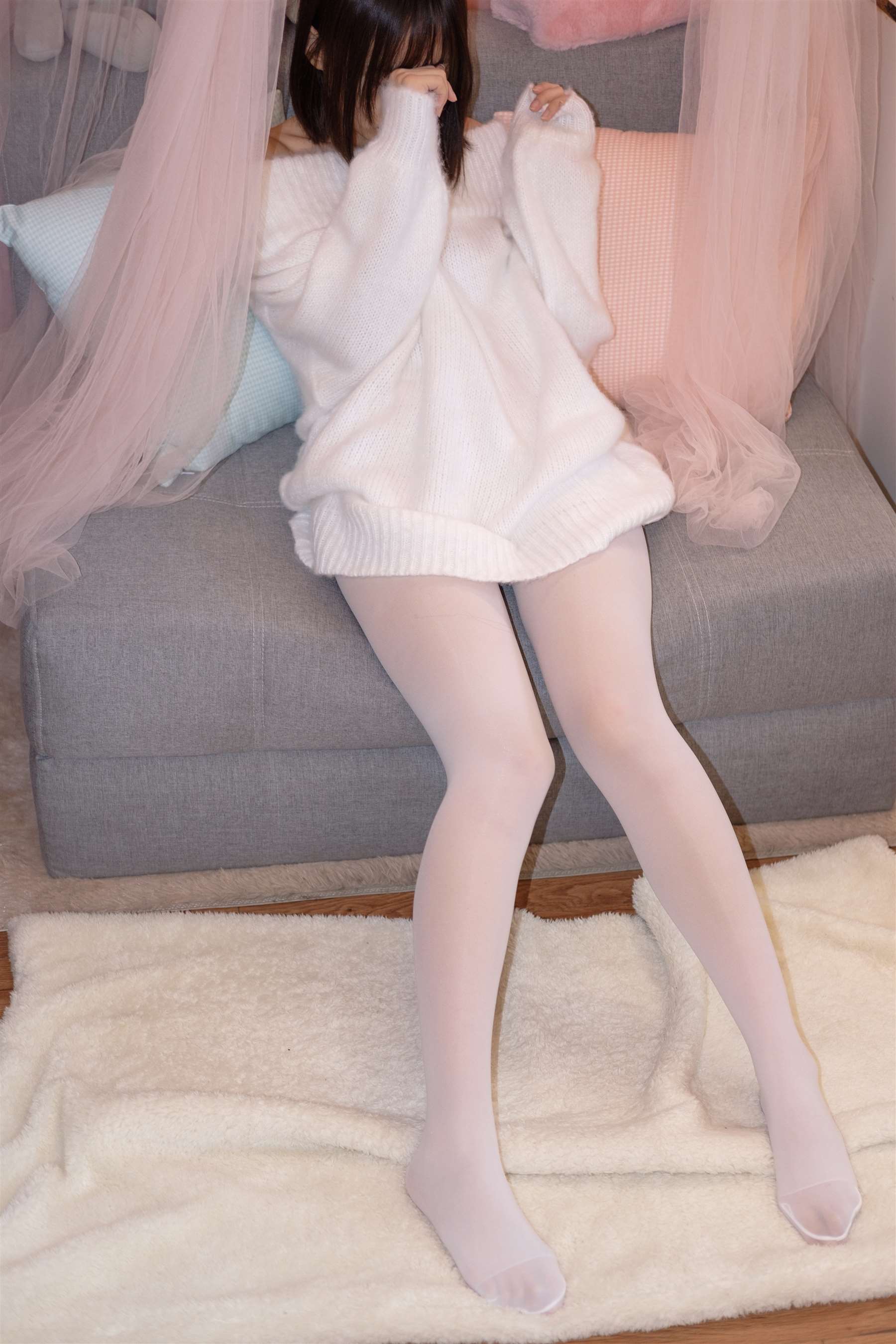 《少女白丝脚丫的诱惑+视频1个》作品图