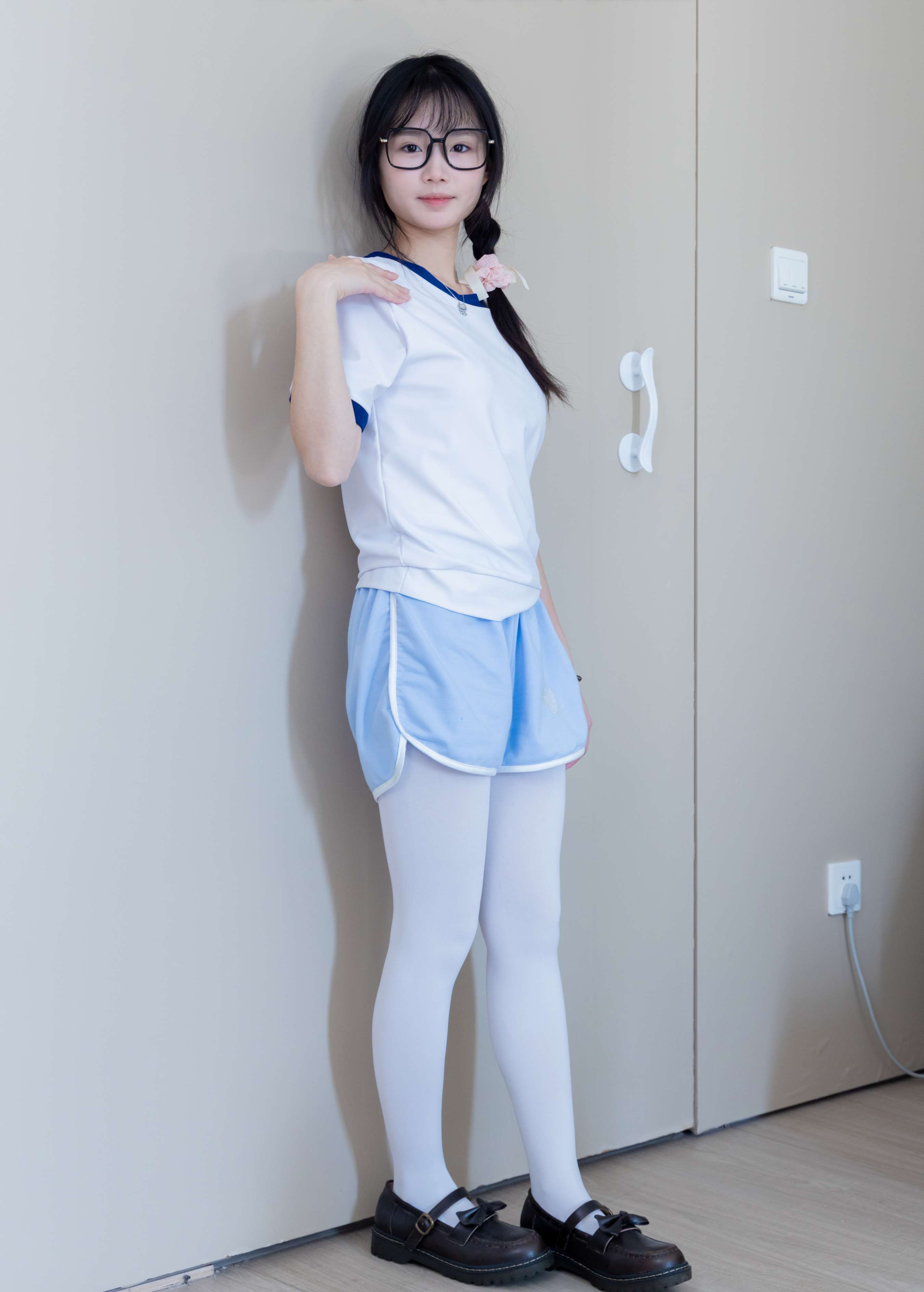 《甜甜圈-皮鞋の厚白丝》作品图