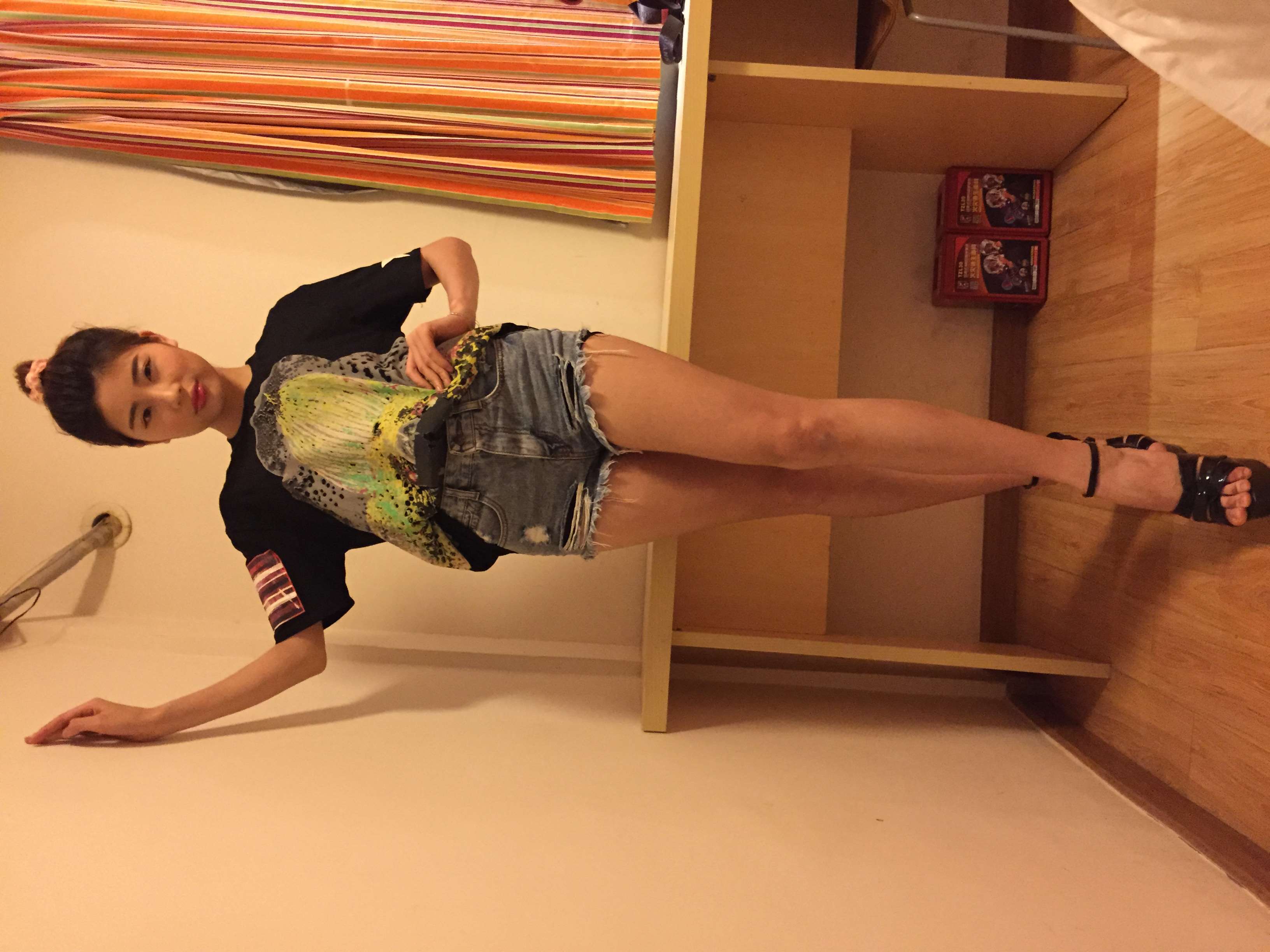 《高跟の裸足》作品图