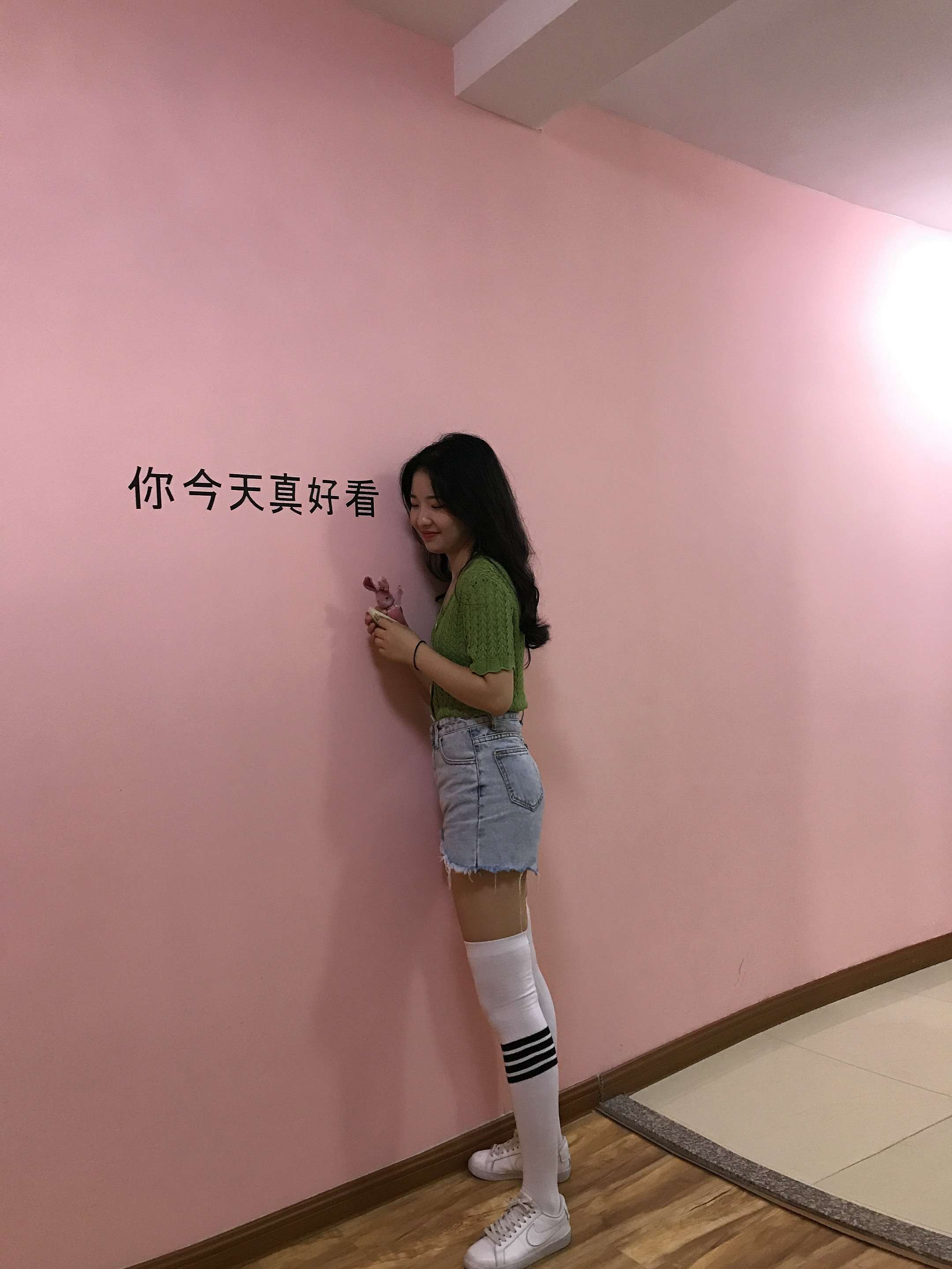 《热裤板鞋长白丝袜脚丫+2个视频》作品图