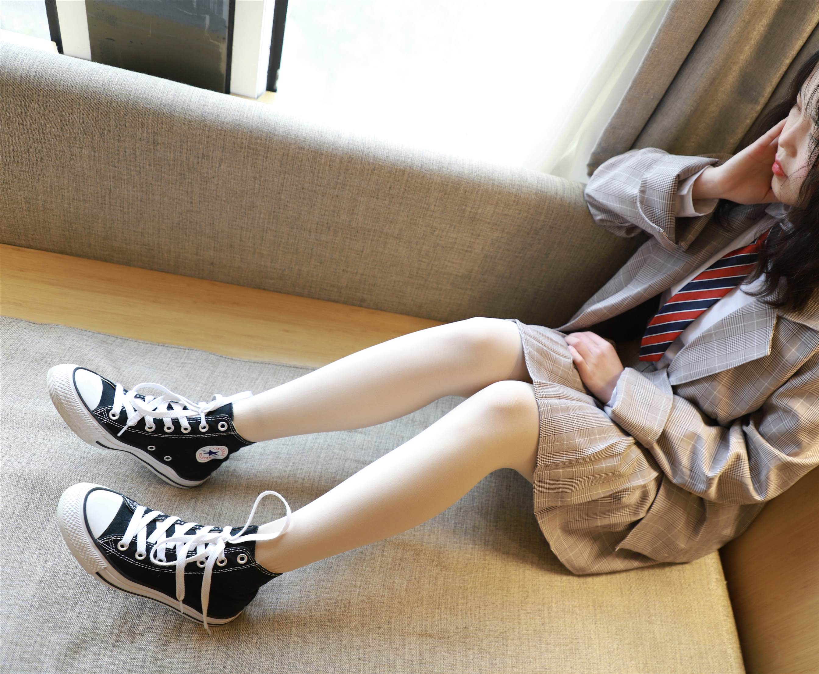 《高帮帆布鞋の丝袜脚丫》作品图