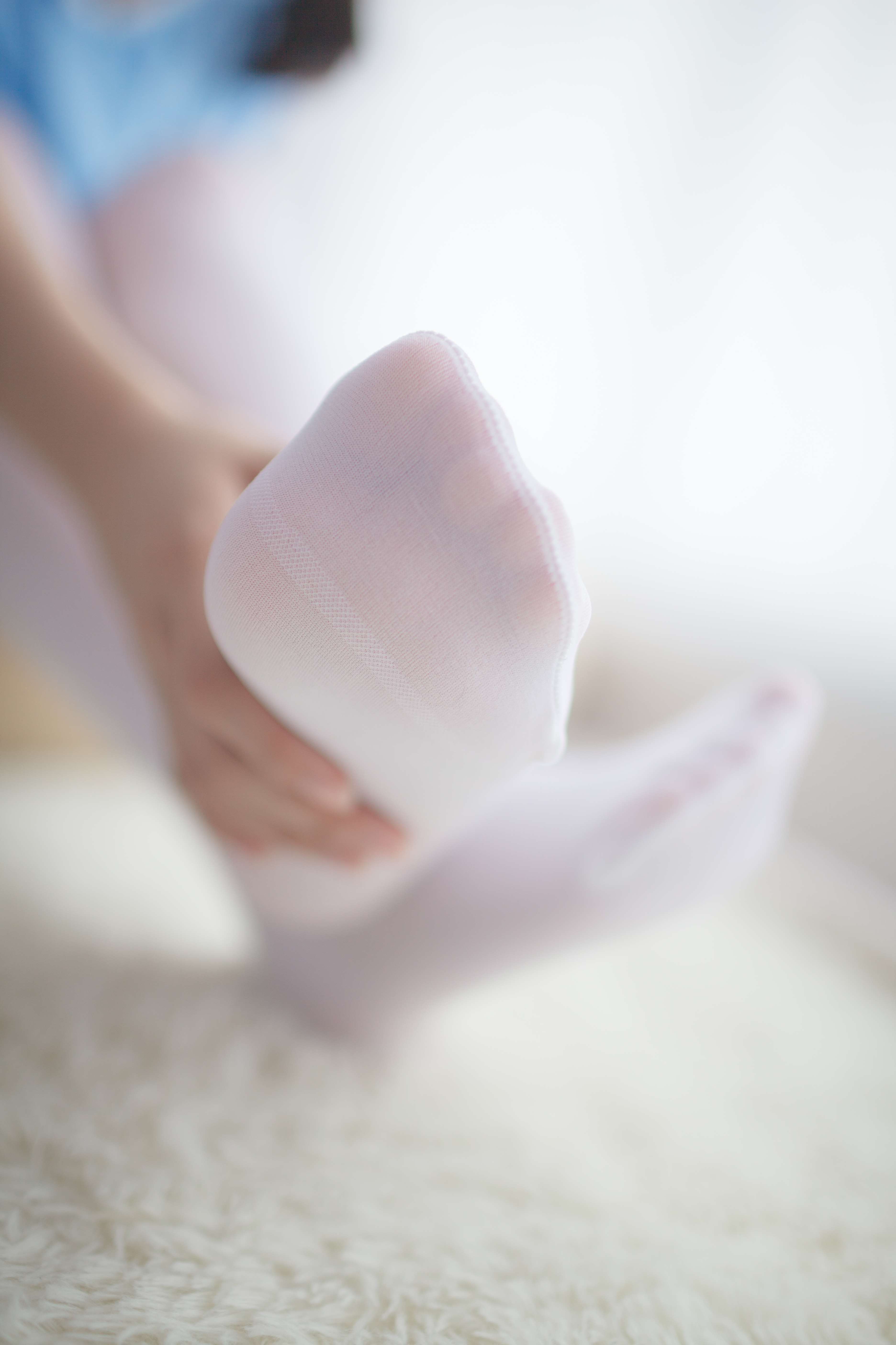 《少女蓝衣白丝袜脚丫》作品图