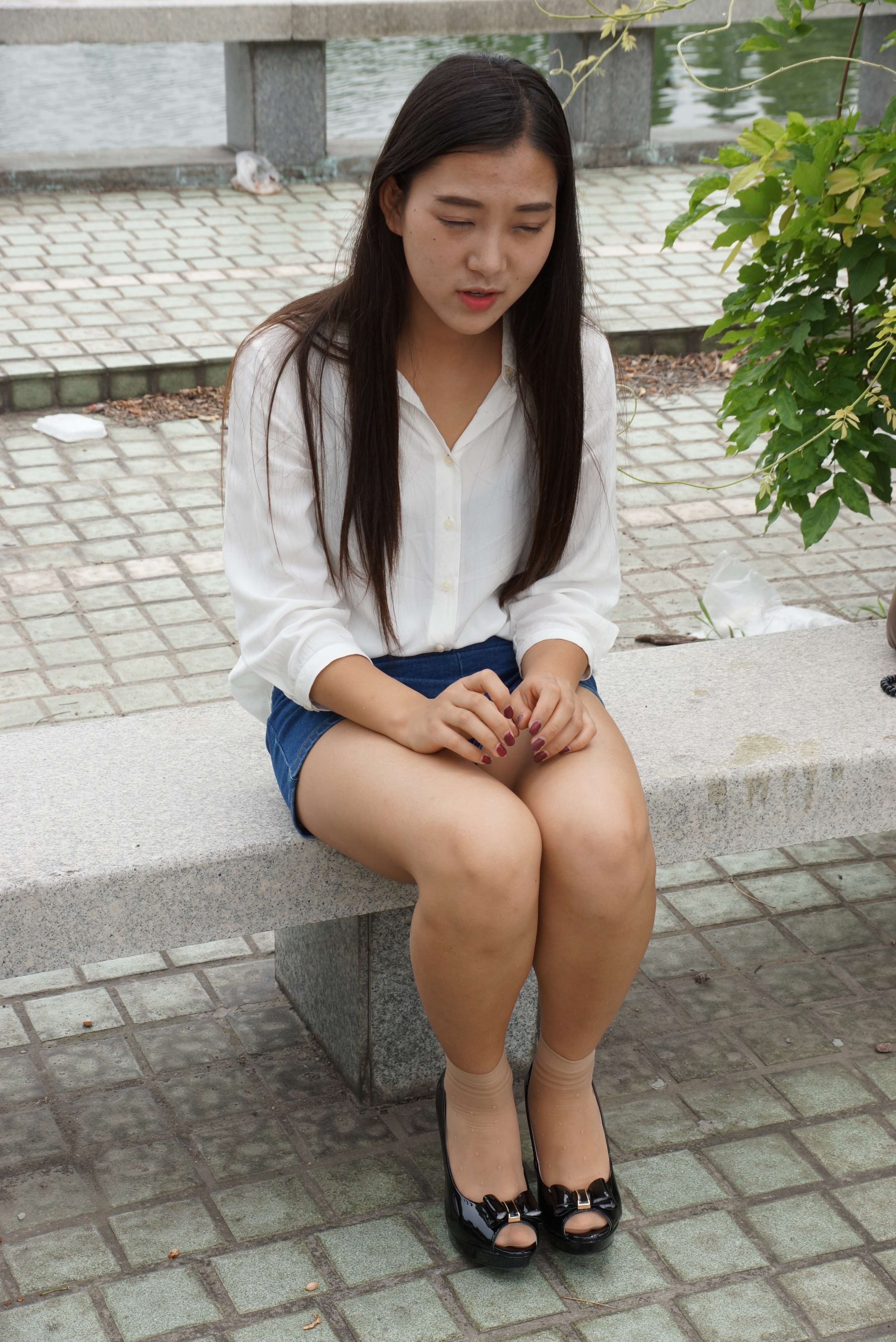 《光脚实在难受,包里的丝袜派上用场了》作品图