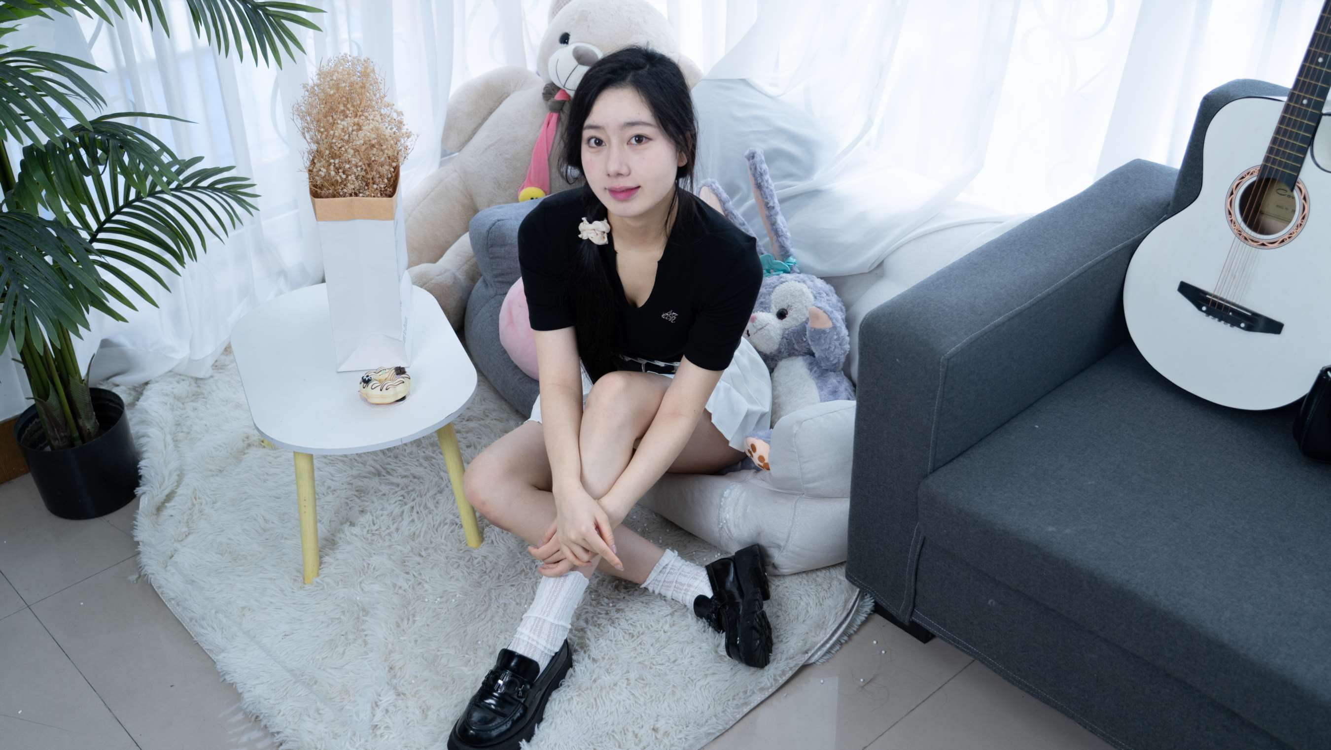 《鱼鱼-皮鞋白棉袜の裸足》作品图