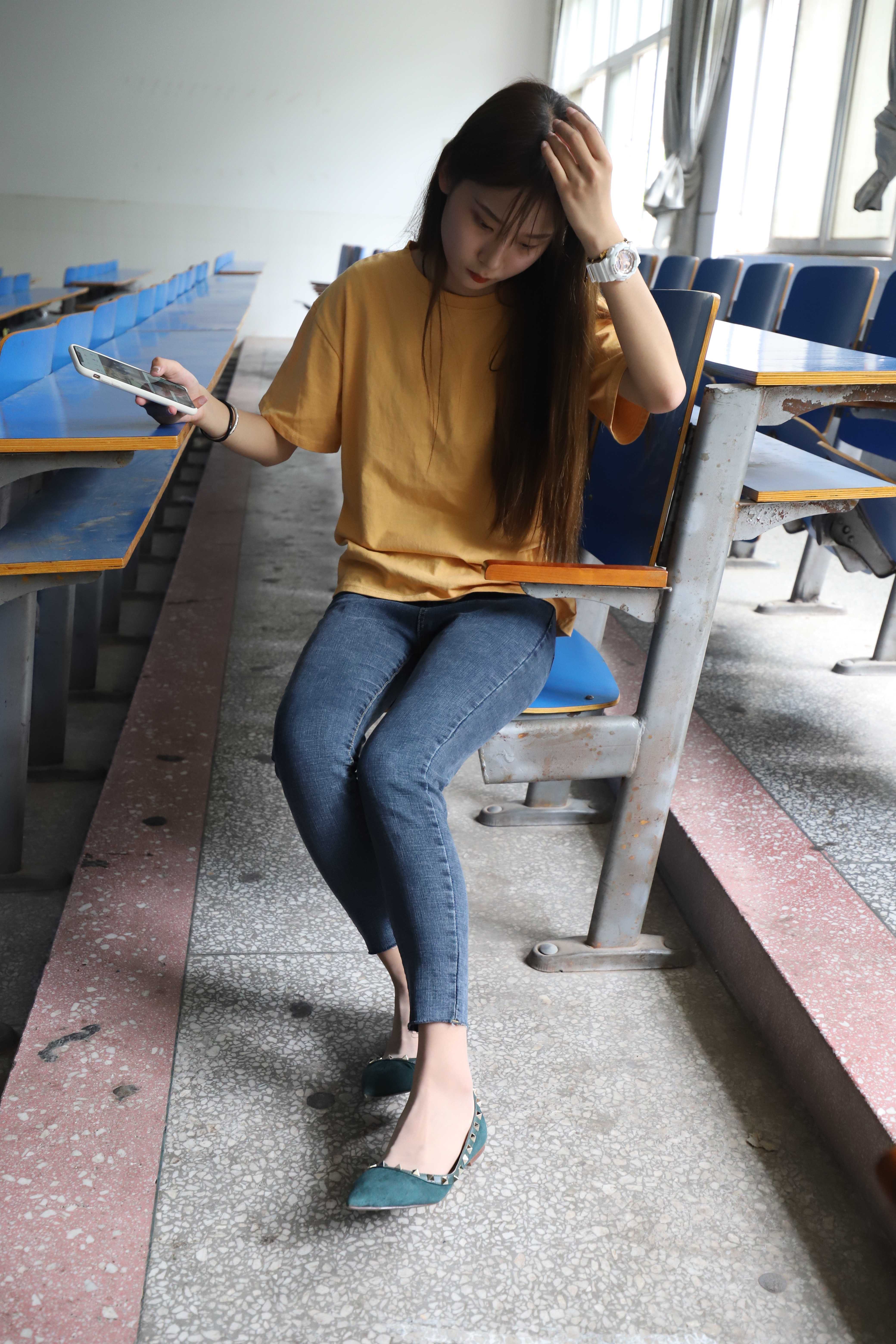 《学妹裤里丝脚丫》作品图