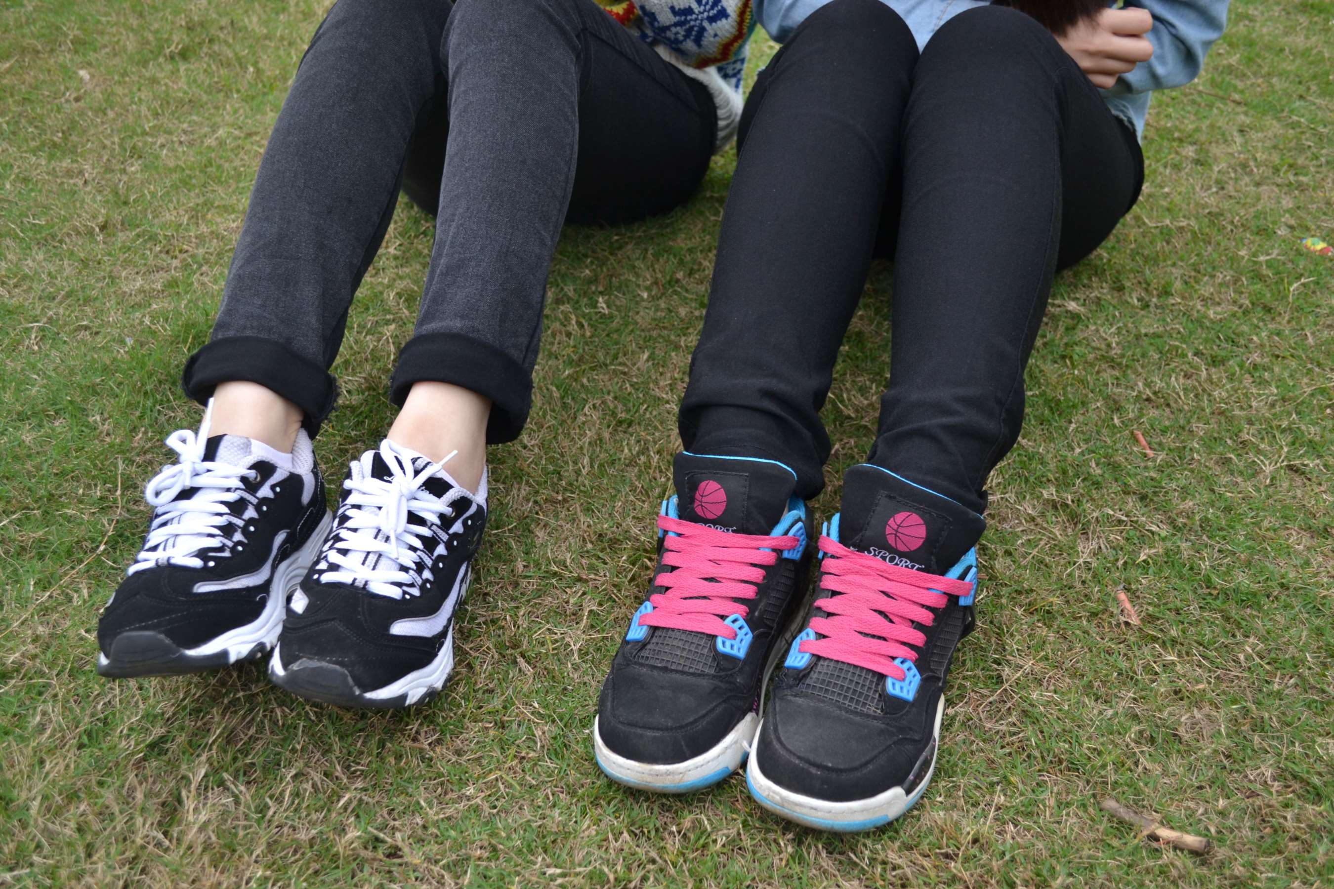 《三学妹草地长腿秀》作品图