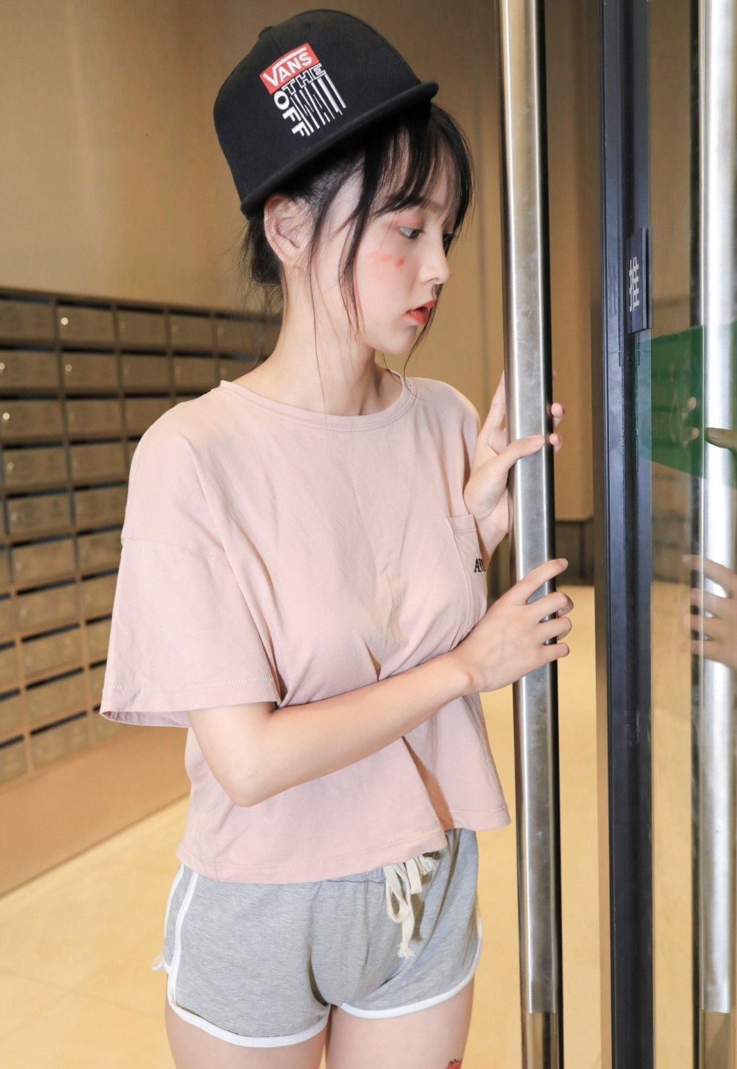 《厨房里的开洞船袜脚》作品图