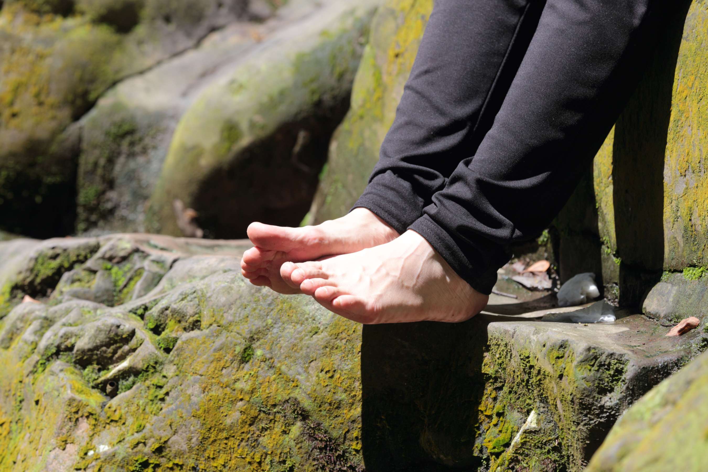 《18岁青春少女粉船袜运动鞋》作品图