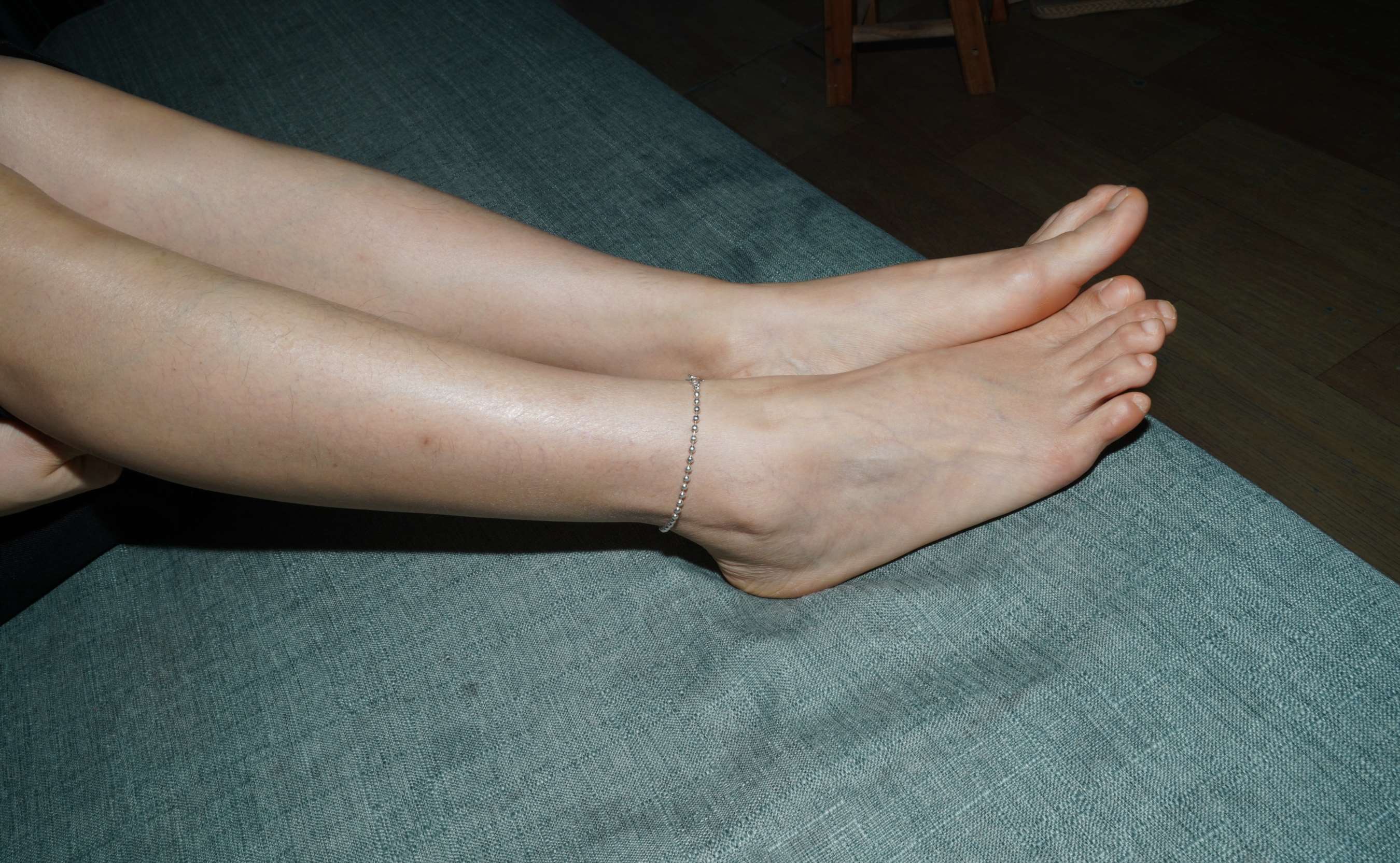 《小柳展示37码修长美脚》作品图